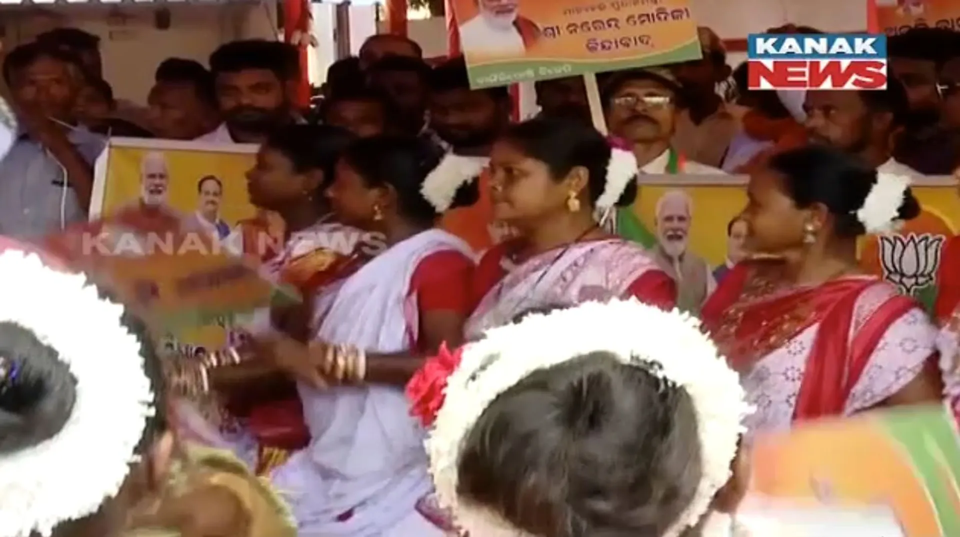 ପ୍ରାର୍ଥୀ ବଦଳାଇବା ଦାବିରେ ବିଜେପି ରାଜ୍ୟ କାର୍ଯ୍ୟାଳୟରେ ନିଆରା ପ୍ରତିବାଦ । ବାଜା ବଜାଇ ନାଚିଲେ ପ୍ରାର୍ଥୀଙ୍କ ସମର୍ଥକ ।