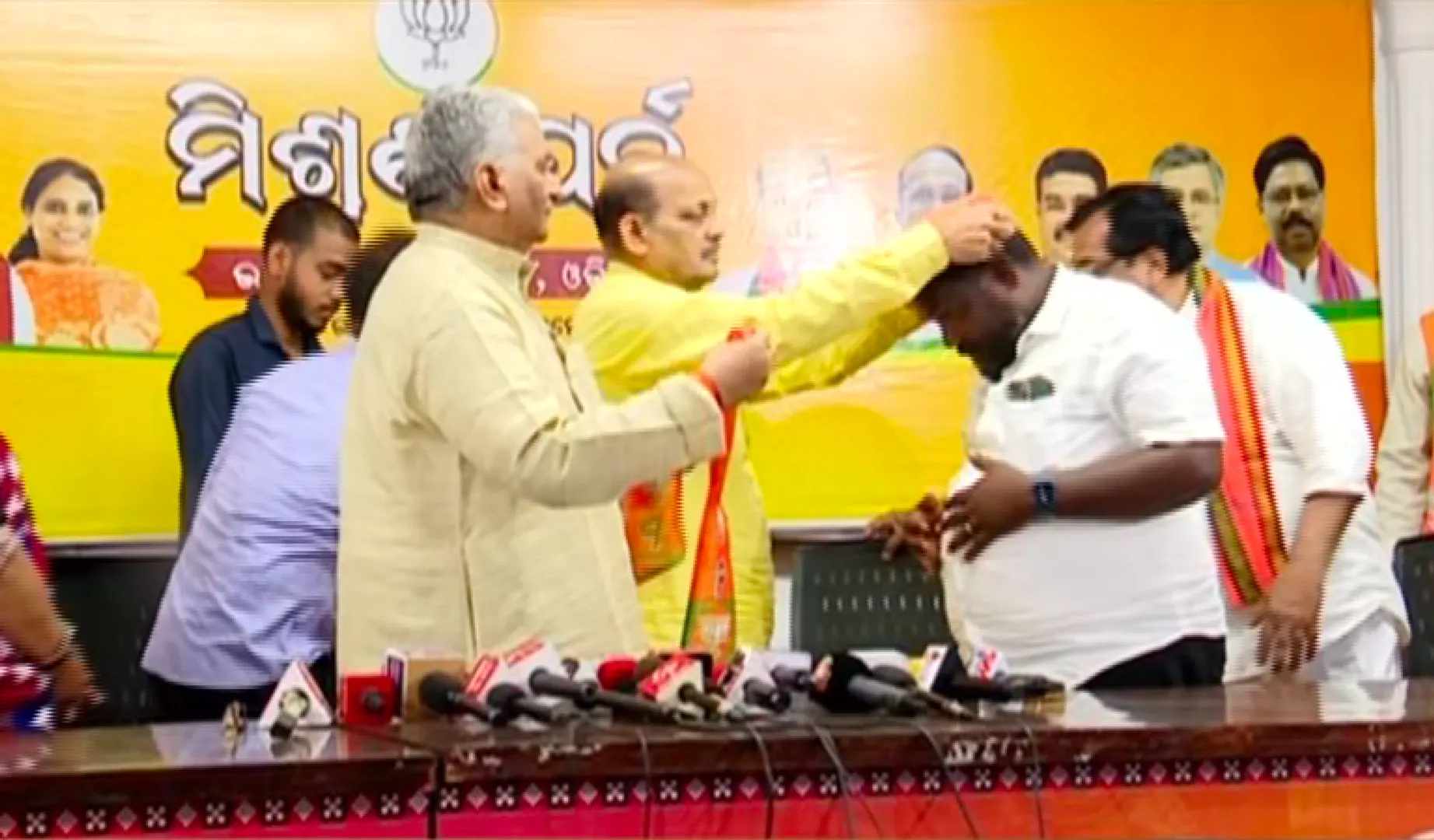 ବିଜେପିରେ ସାମିଲ ହେଲେ ସ୍ୱର୍ଗତ ରାଣୀ ସୁଜ୍ଞାନ ଦେଓଙ୍କ ଶତାଧିକ ସମର୍ଥକ । ଖଲ୍ଲିକୋଟ ବ୍ଲକ ଉପାଧ୍ୟକ୍ଷଙ୍କ ସମେତ ଏକାଧିକ ସରପଞ୍ଚ, ସମିତି ସଭ୍ୟ ଧରିଲେ ପଦ୍ମ ।