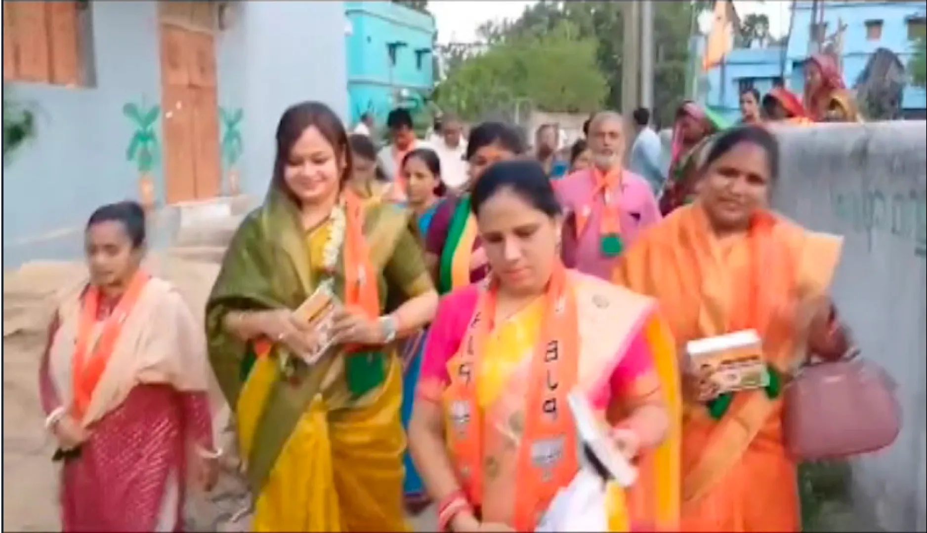 କୋରେଇ ଜମୁଛି ନିର୍ବାଚନୀ ପ୍ରଚାର । ଆକାଶ ଦାସଙ୍କ ପାଇଁ ପ୍ରଚାର କରୁଛନ୍ତି ସ୍ତ୍ରୀ ଶୁଭ୍ରଜ୍ୟୋତି, ପାରଳାଖେମୁଣ୍ଡିରେ ବିଜେଡି ପାଇଁ ପ୍ରଚାର କରୁଛନ୍ତି ଅଭିନେତ୍ରୀ ପ୍ରିୟା