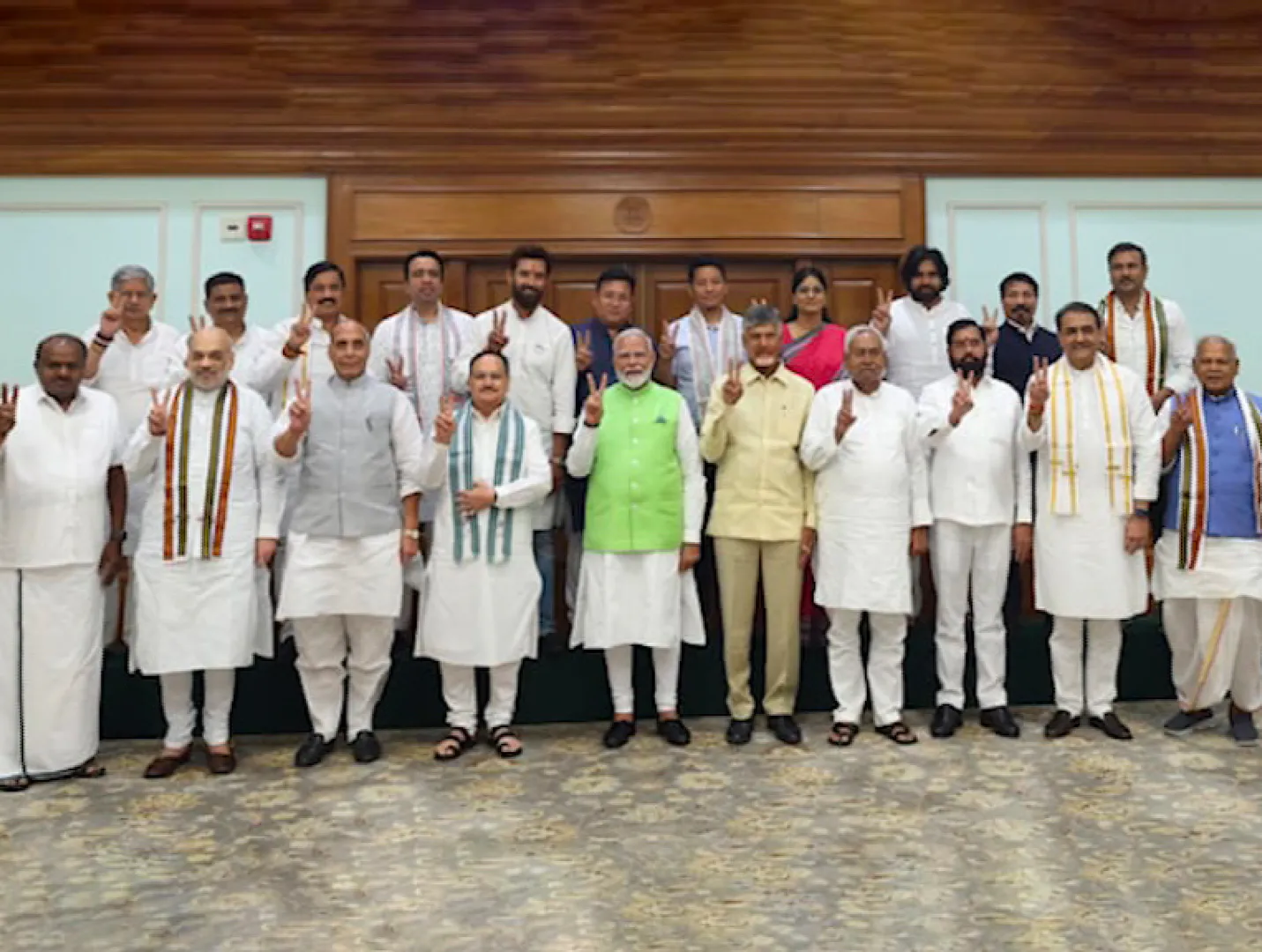 ଦିଲ୍ଲୀରେ ସରକାର ଗଠନ ପାଇଁ ଏନଡିଏ ଓ ଇଣ୍ଡିଆ ମେଣ୍ଟର କସରତ ଜାରି । ଇଣ୍ଡିଆ ବୈଠକରେ ସବୁ ଦଳକୁ ସାମିଲ ହେବାକୁ ଖଡଗେଙ୍କ ଆହ୍ୱାନ
