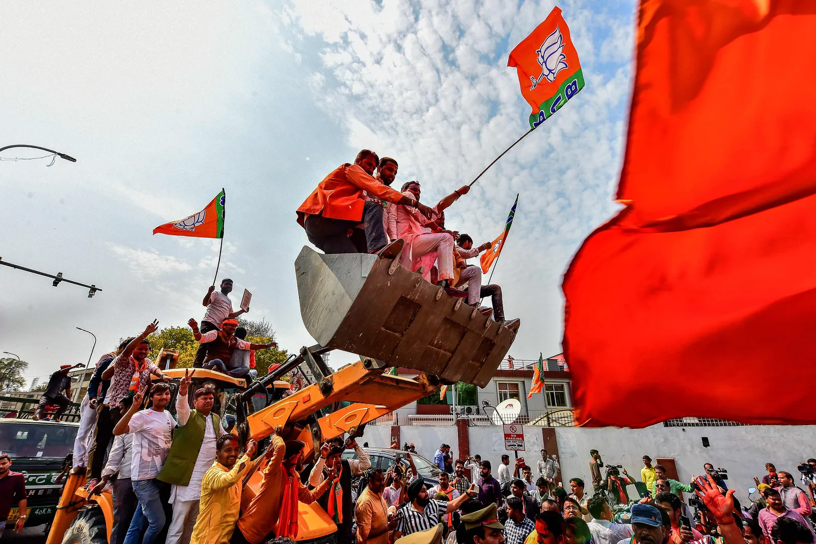 ୟୁପିରେ ପୁଣି ଉଡିପାରେ ବିଜେପିର ବିଜୟ ବାନା । ୮୦ ଆସନରୁ ଏନଡିଏକୁ ମିଳିପାରେ ୬୭ରୁ ୭୨ ଆସନ । କମାଲ୍ କରିପାରିଲାନି ହାତ-ସାଇକେଲ ଯୋଡି !