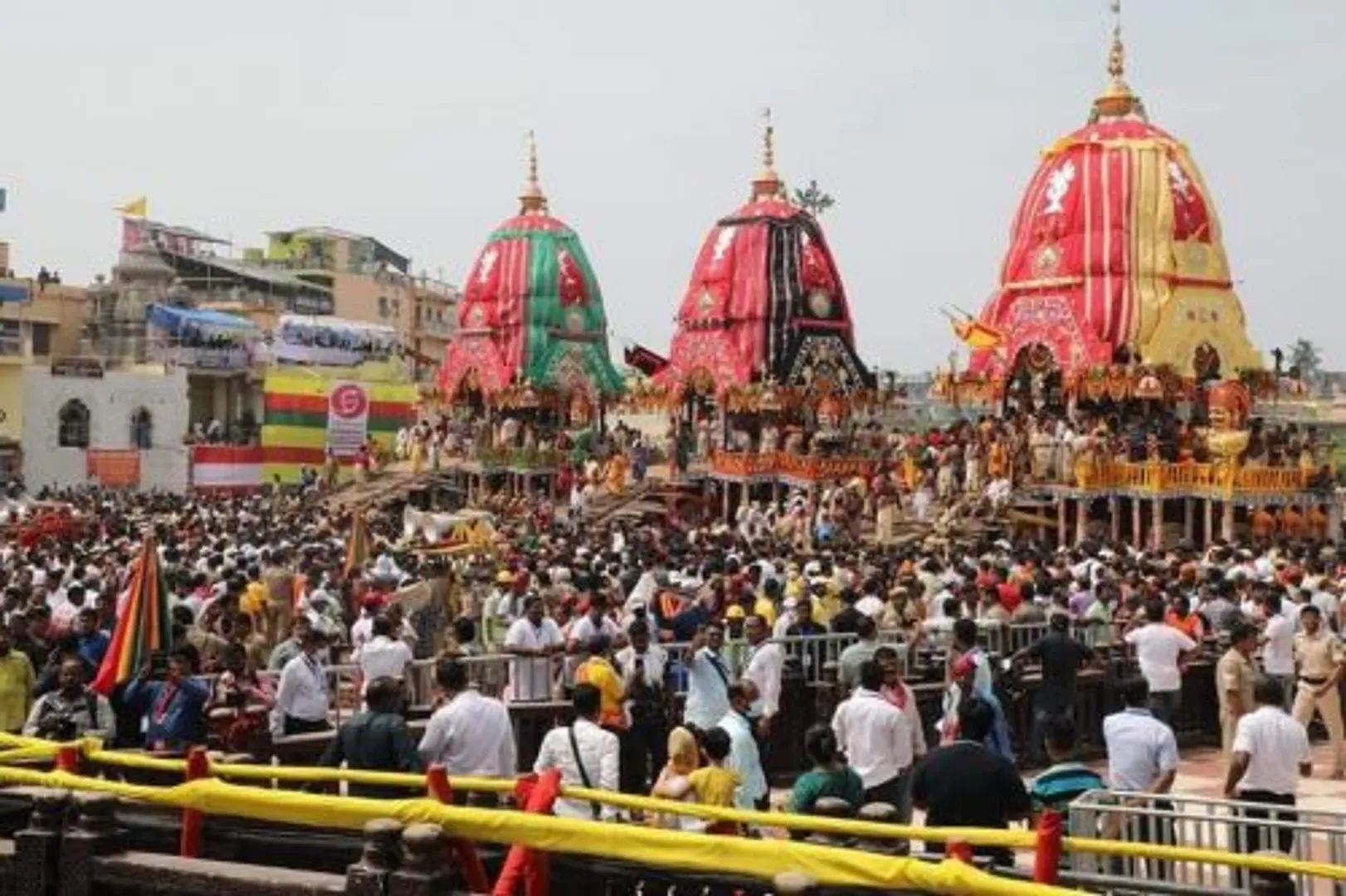 ଶ୍ରୀଗୁଣ୍ଡିଚା ମନ୍ଦିର ସାମ୍ନାରେ ତିନି ରଥ । ରଥ ଉପରେ ନୀତିକାନ୍ତି ପରେ ଆଜି ଆଡ଼ପମଣ୍ଡପକୁ ବିଜେ କରିବେ ଚତୁର୍ଦ୍ଧାମୂରତି ।