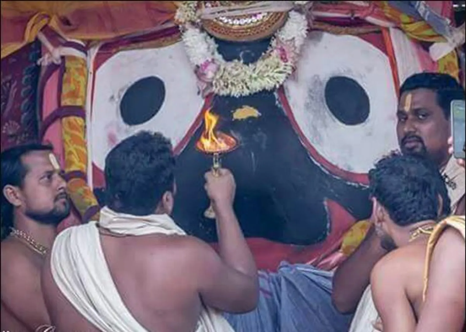 ବଡଦାଣ୍ଡରେ ଶ୍ରୀଜିଉଙ୍କ ମଙ୍ଗଳ ଆଳତି । ସଙ୍କୀର୍ତ୍ତନ, ଝାଞ୍ଜ ମୃଦଙ୍ଗ ଶବ୍ଦରେ କମ୍ପୁଛି ବଡଦାଣ୍ଡ ।