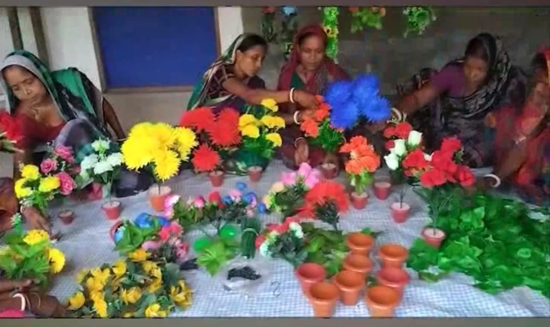 ପ୍ଲାଷ୍ଟିକ ଫୁଲର ବଢୁଛି ଚାହିଦା । ୟୁଟ୍ୟୁବ ଦେଖି ଭୋଗରାଇ ବାଡ଼ସରିସା ଗାଁ ମହିଳା ମାନେ ତିଆରି କରୁଛନ୍ତି ଫୁଲଦାନୀ,ବାହାଘର ଓ ଘରୋଇ ସାଜସଜା ପାଇଁ ମହିଳାଙ୍କୁ ମିଳୁଛି ଅର୍ଡର