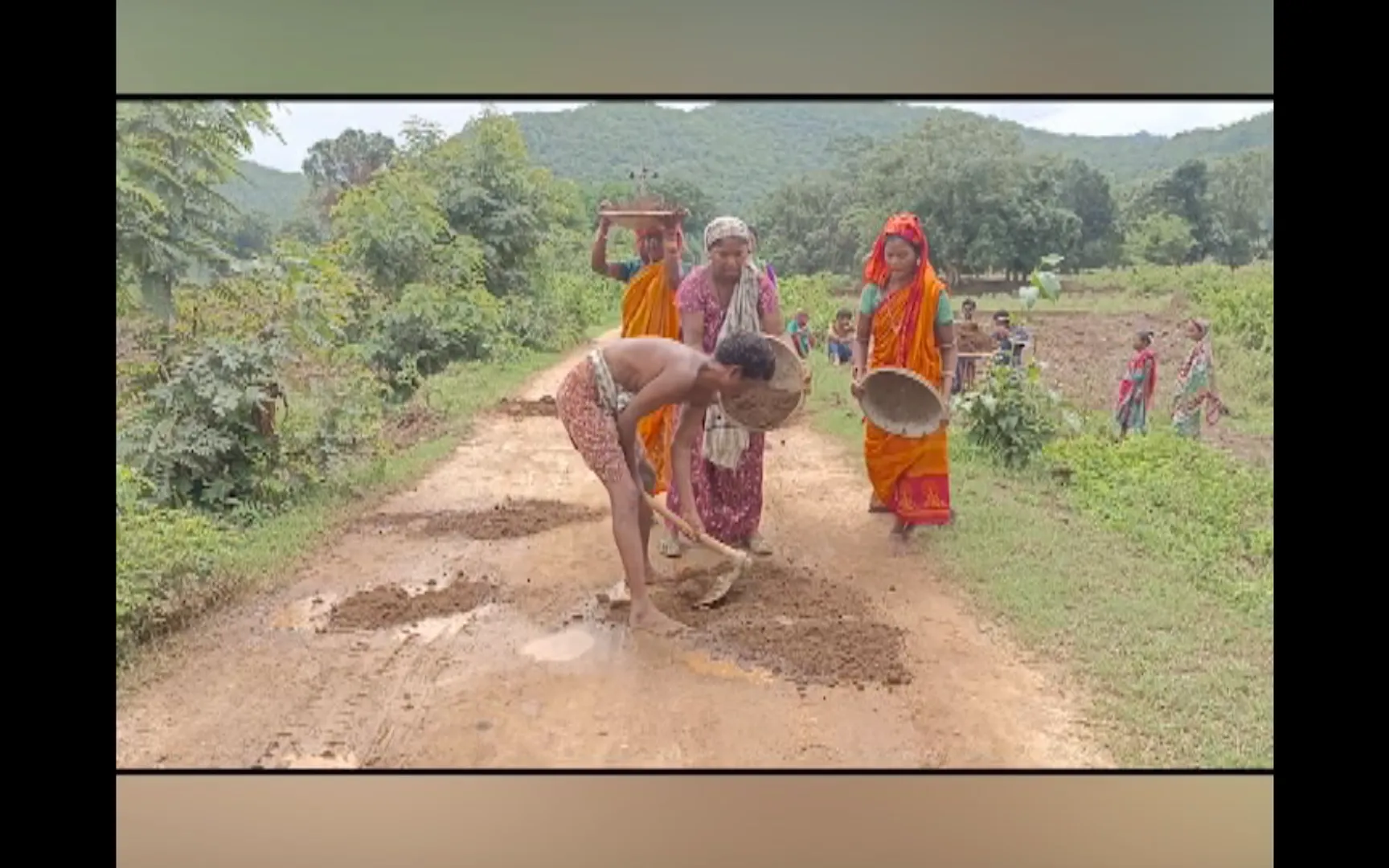 ବାରମ୍ବାର ଅଭିଯୋଗ ସତ୍ୱେ ଶୁଣିଲାନାହିଁ ପ୍ରଶାସନ । ମୋହନାରେ ନିଜ ଗାଁ ରାସ୍ତା ମରାମତି କଲେ ଗ୍ରାମବାସୀ, ପକ୍କା ରାସ୍ତା ନ କଲେ ଆନ୍ଦୋଳନ ଚେତାବନୀ