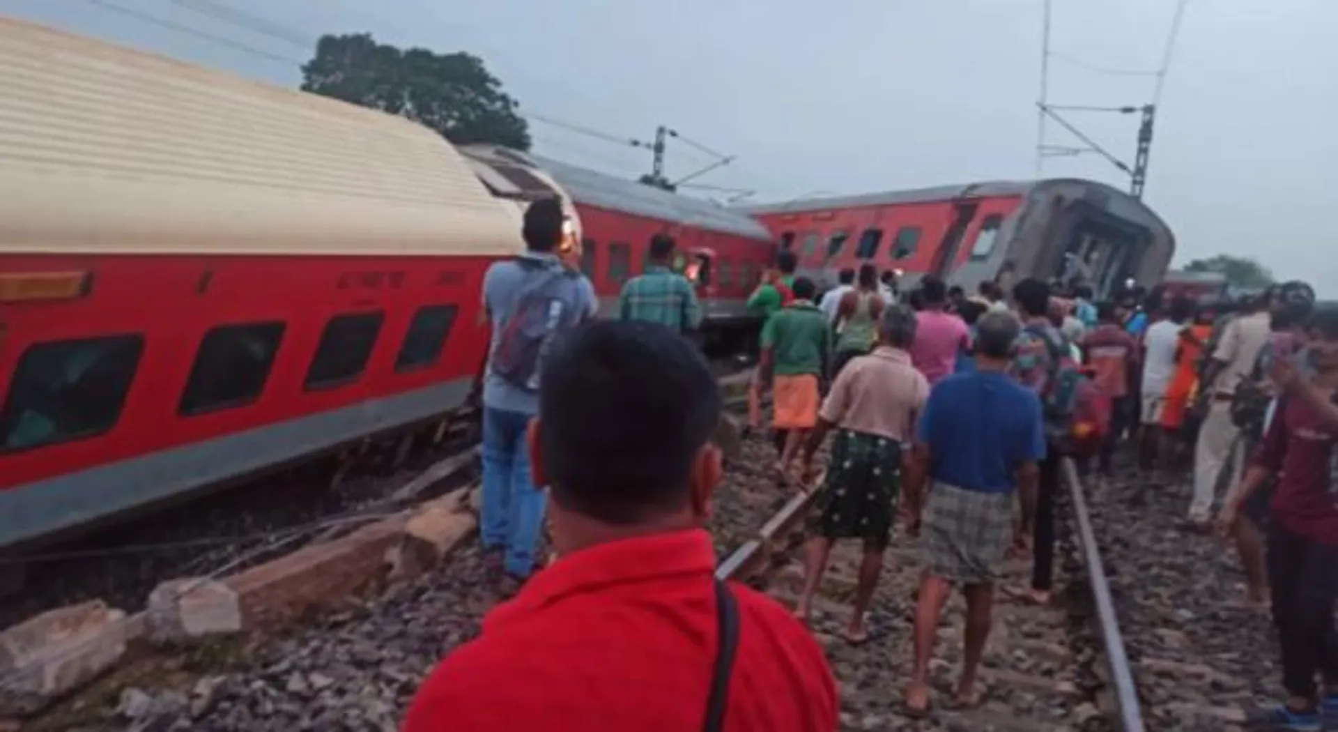 ହାୱଡା-ମୁମ୍ବାଇ ମେଲ ଏକ୍ସପ୍ରେସ୍ ଦୁର୍ଘଟଣାଗ୍ରସ୍ତ : ରେଲୱେ ପକ୍ଷରୁ ଜାରି ହେଲା ହେଲ୍ପଲାଇନ୍ ନମ୍ବର