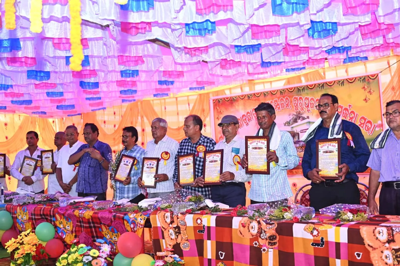 ନିଆରା ଢଙ୍ଗରେ ଶିକ୍ଷକଙ୍କୁ ଅବସର । ଏକାଠି ହେଲେ ୧୯୮୨ରୁ ବର୍ତ୍ତମାନ ପର୍ଯ୍ୟନ୍ତ ସମସ୍ତ ଛାତ୍ରଛାତ୍ରୀ