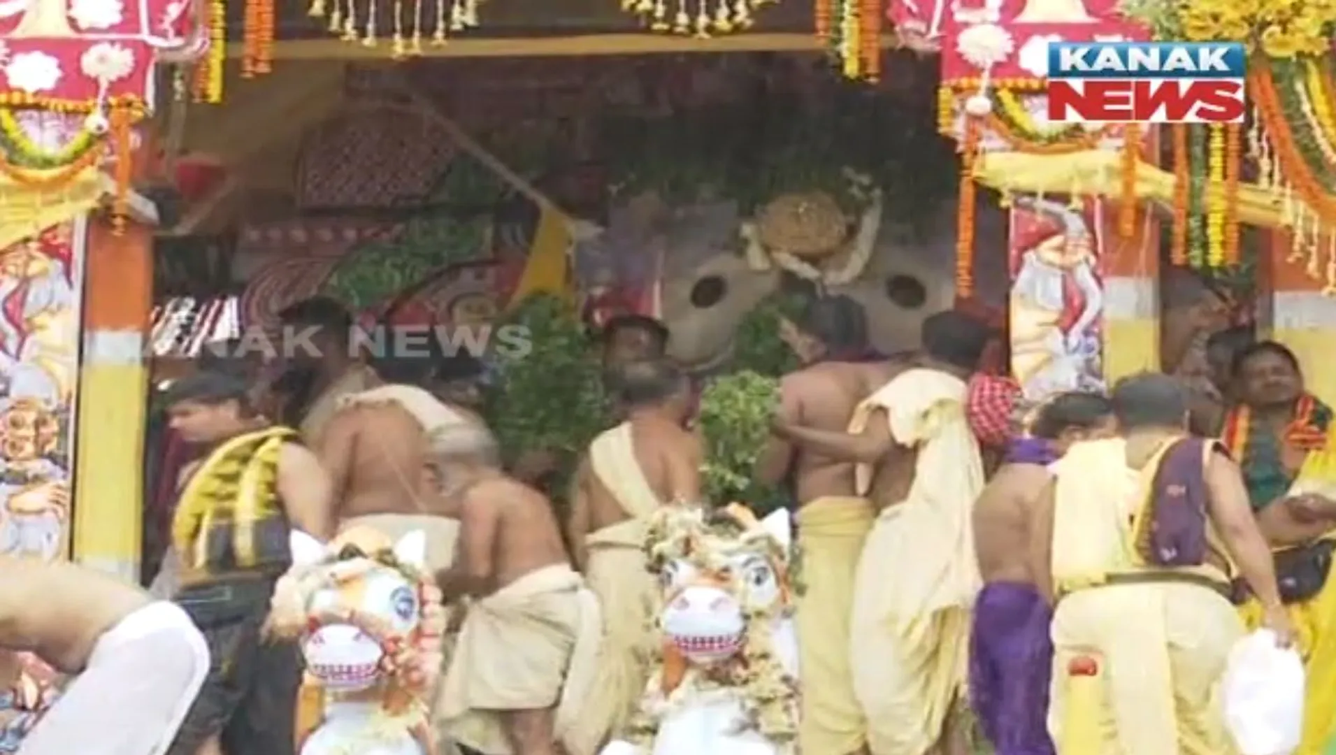 ତୁଳସୀ, ପୁଷ୍ପରେ ସଜ ହେଲଣି ମହାପ୍ରଭୁ , ପ୍ରସ୍ତୁତ ହେଲେଣି ଦାରୁକ: ଆଉ କିଛି ସମୟର ଅପେକ୍ଷା , ଗଡିବେ ୩ ରଥ