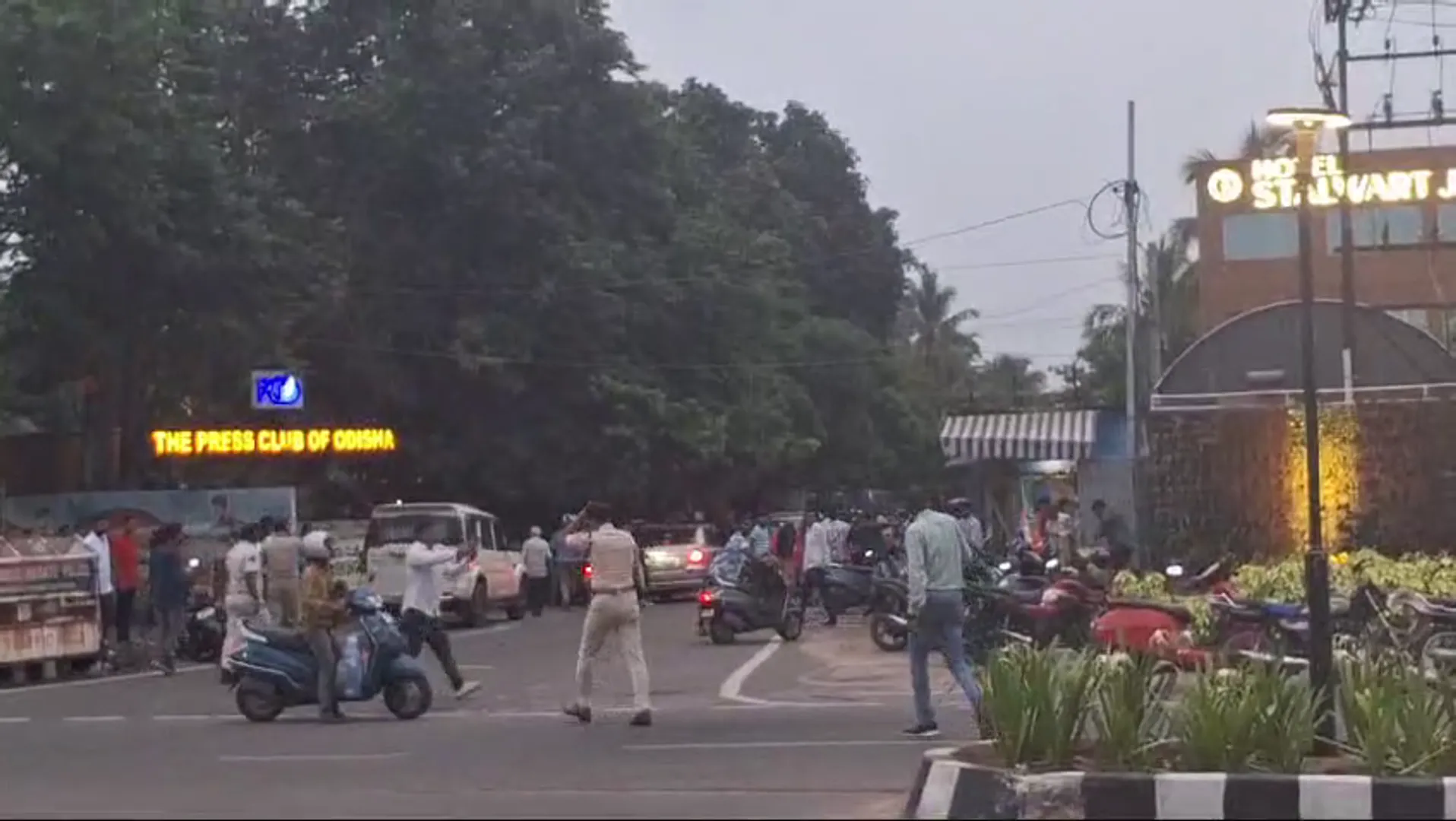 ରଣକ୍ଷେତ୍ର ପାଲଟିଲା ରାଜଧାନୀ । ମାଷ୍ଟରକ୍ୟାଣ୍ଟିନରେ ବିଜେପି ଓ କଂଗ୍ରେସ ପଥର ଫିଙ୍ଗାଫିଙ୍ଗି ।