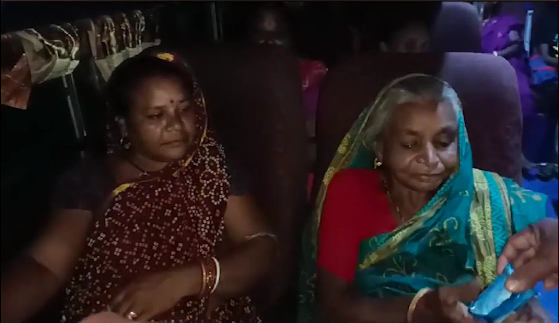 ଫେରିଲେ ବାଂଲାଦେଶରେ ଫସିଥିବା ଓଡିଶାର ରୋଗୀ । ୩ଟି ବୋଲେରୋ, ଦୁଇଟି କାର ଏବଂ ଦୁଇଟି ବସରେ ଓଡ଼ିଶା ଅଣାଯାଇଛି ।