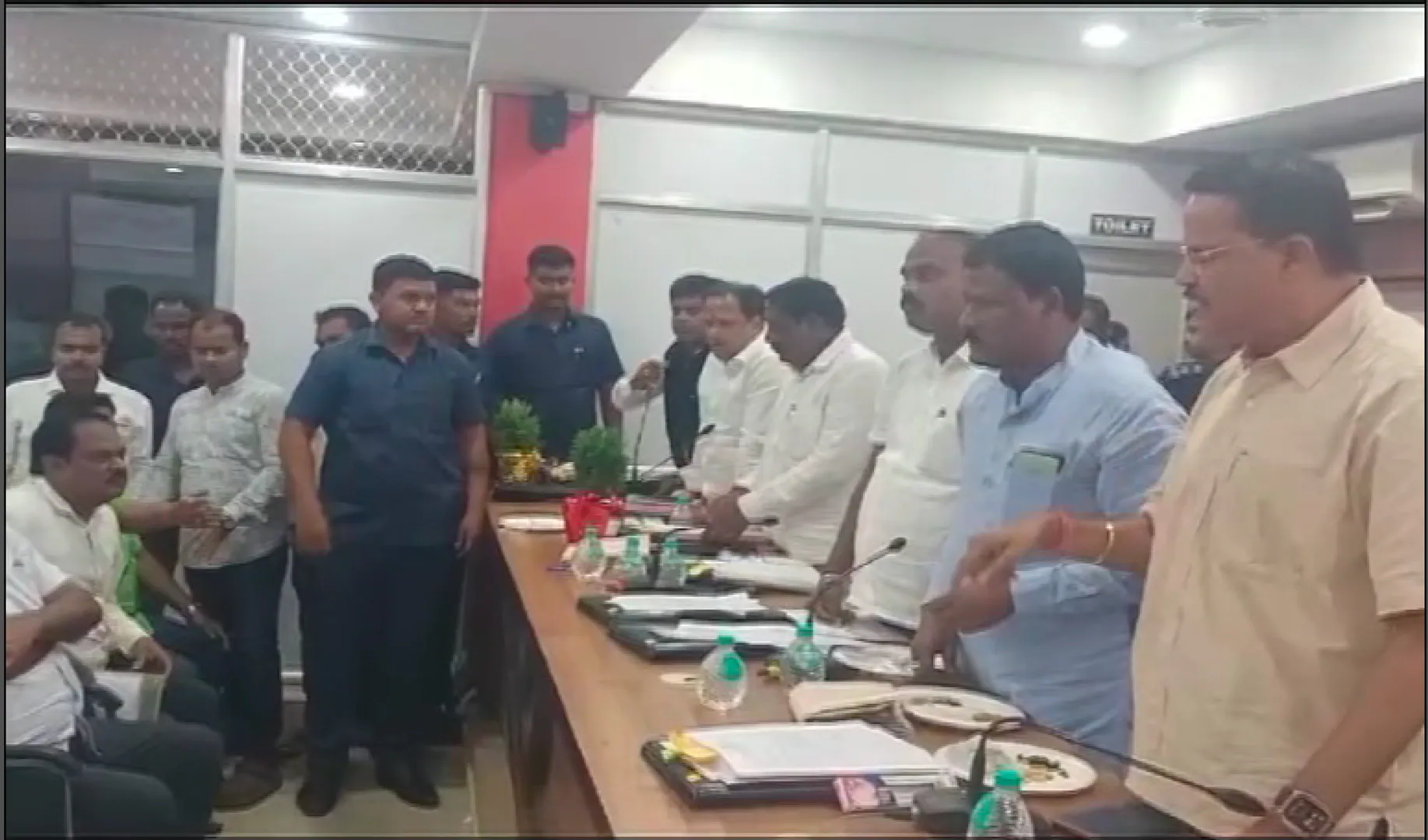 କଟକ ଜିଲ୍ଲା ପରିଷଦ ବୈଠକରେ ତୁମୁଳକାଣ୍ଡ । ପୂର୍ବ ସରକାରର ଅପରାଗତା କଥା ଉଠାଇ ଘେରିଲେ ବିଧାୟକ ସାରଦା ପ୍ରଧାନ । ଚିହିଁକି ଉଠିଲେ ବିଜେଡି ଜିଲ୍ଲା ପରିଷଦ ସଦସ୍ୟ 