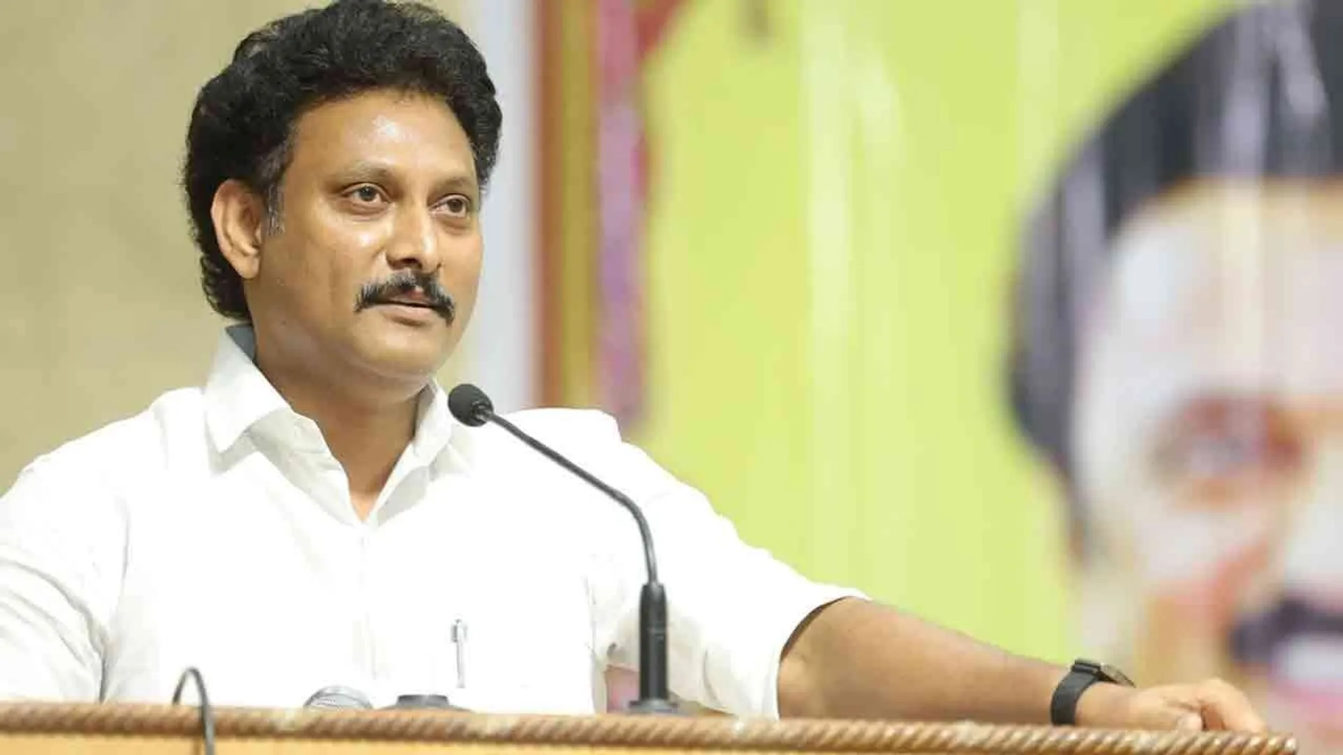 anbil-mahesh-mic-2
