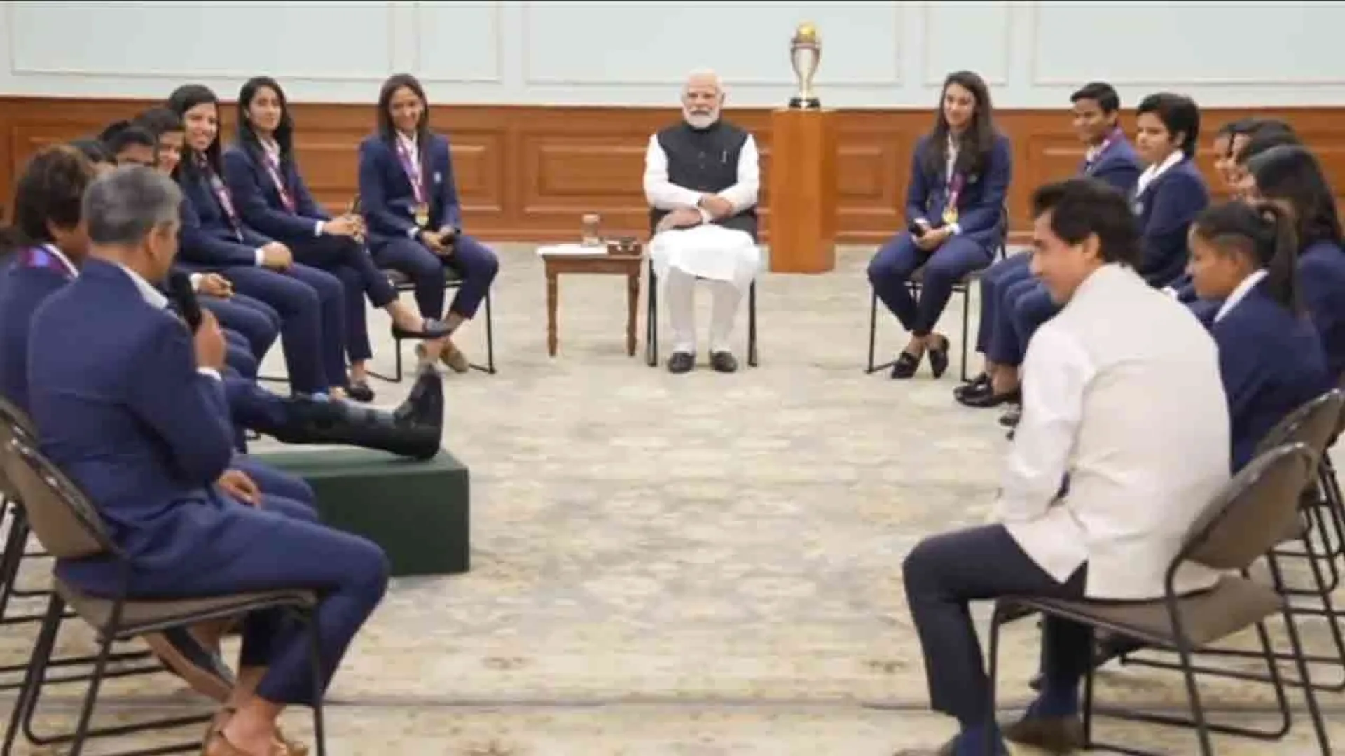 icc-champion-women-with-pm-diss