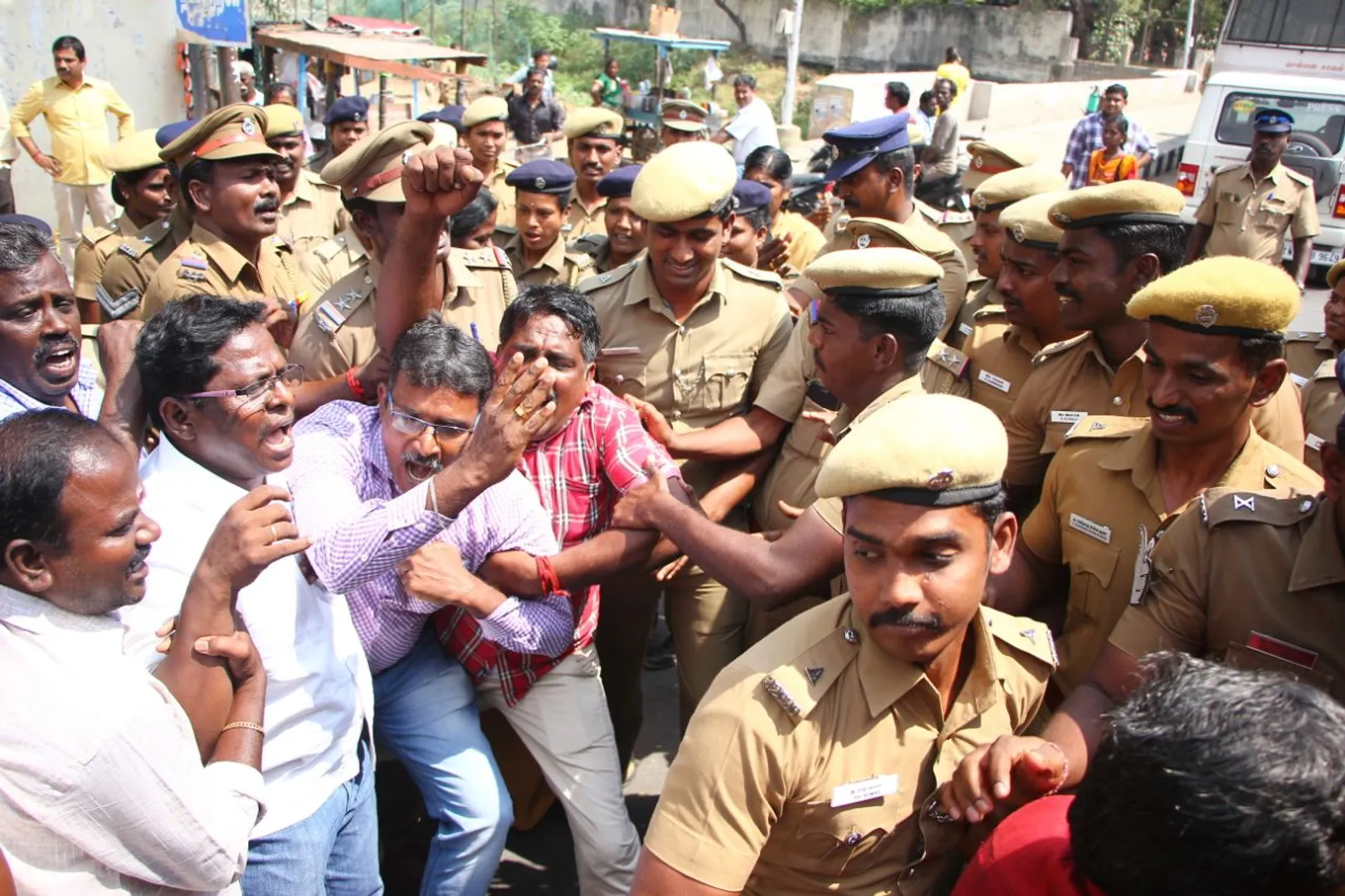 'ஜாக்டோ-ஜியோ' அமைப்பினரை கைது செய்த போலீஸ். (படங்கள்)  