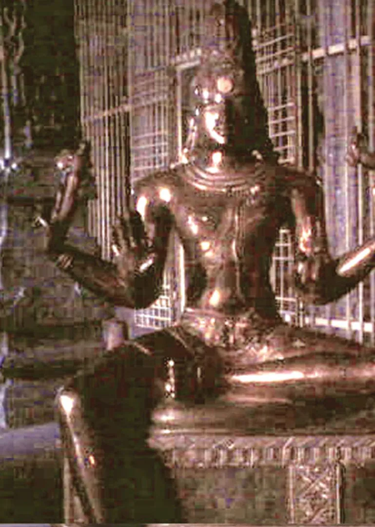statue