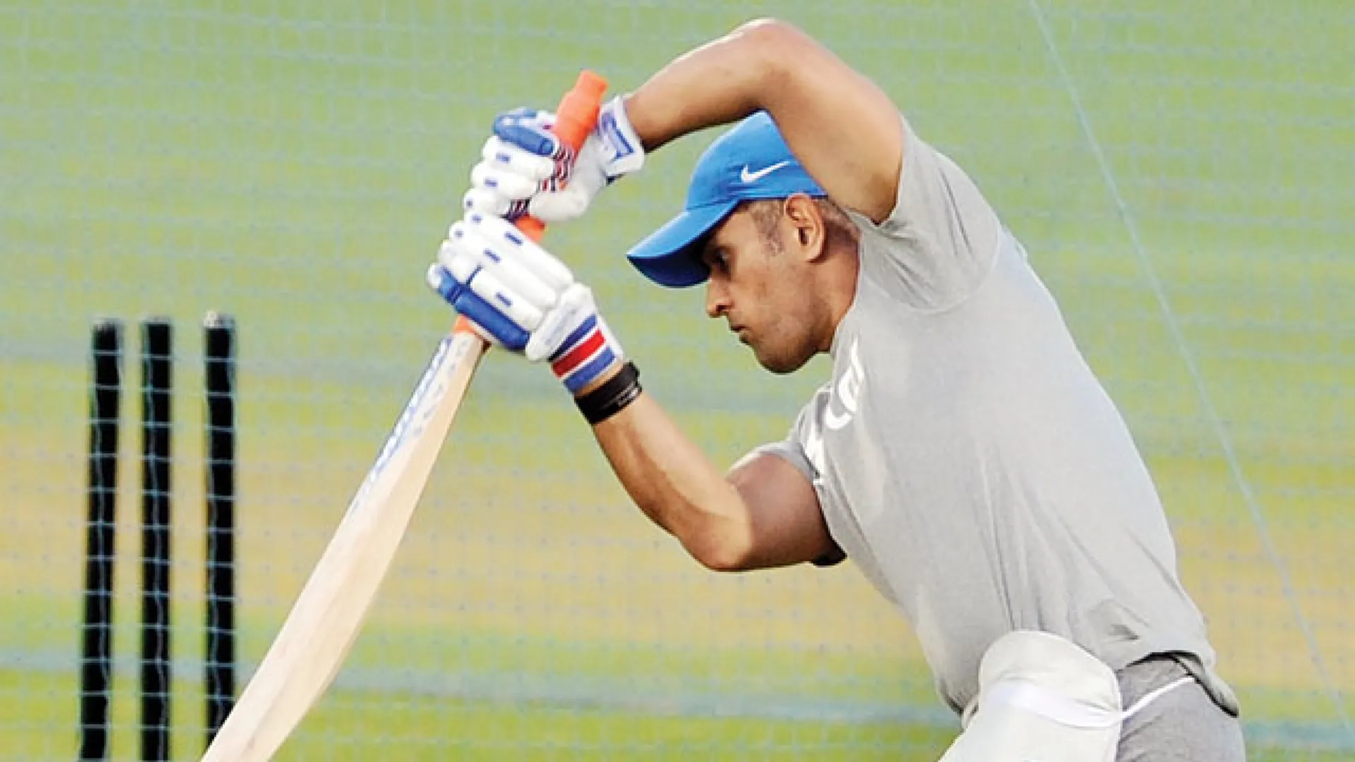    dhoni Bat in Guinness Book