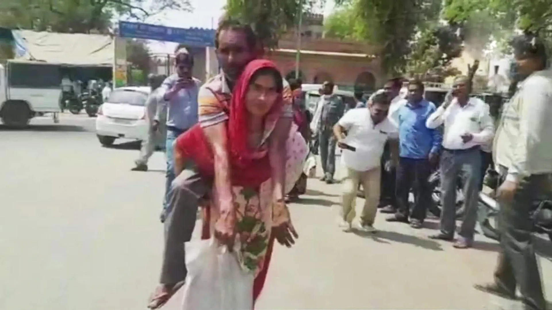 The wife who carried her husband on her back