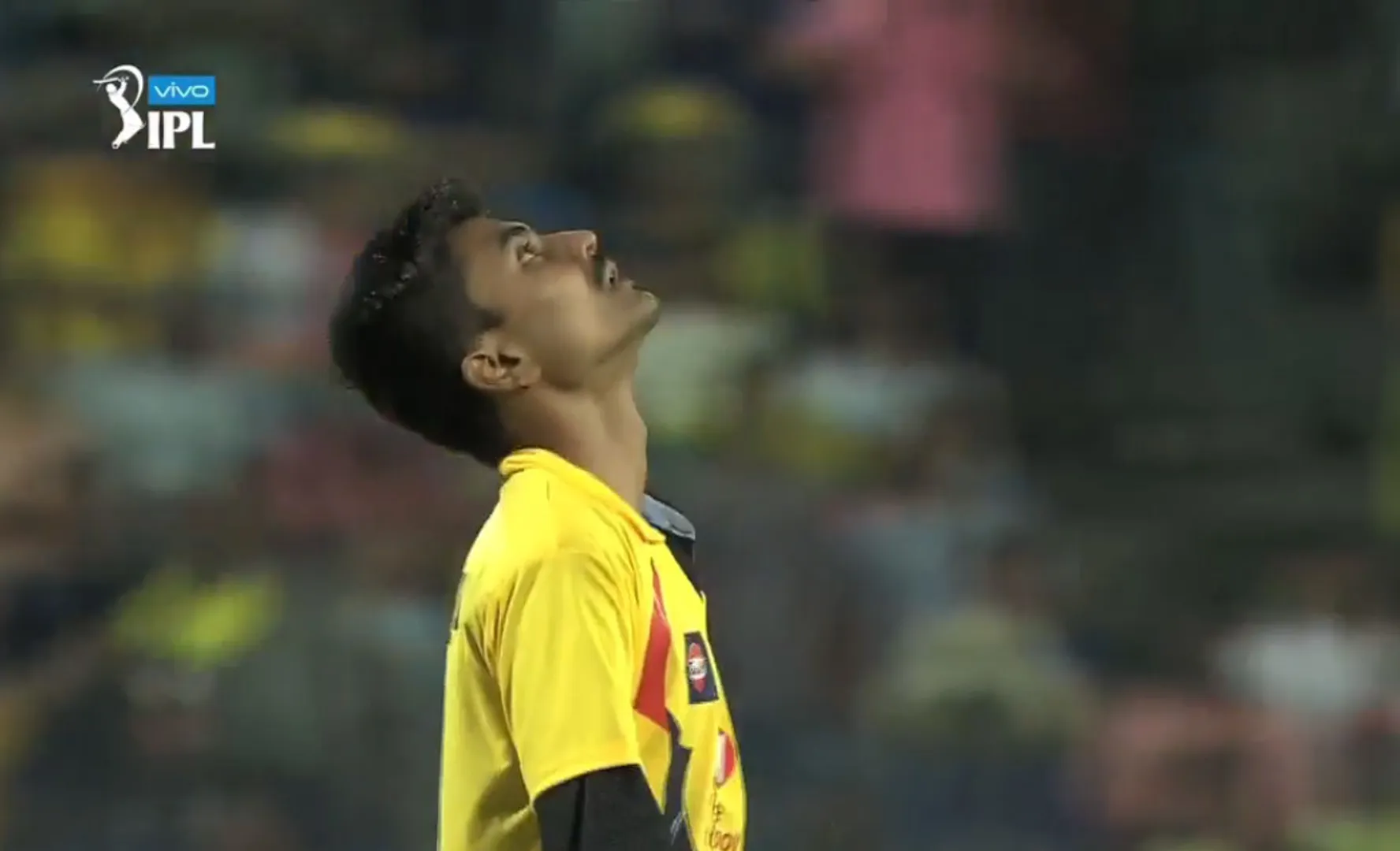 dhoni fan touch the feet 