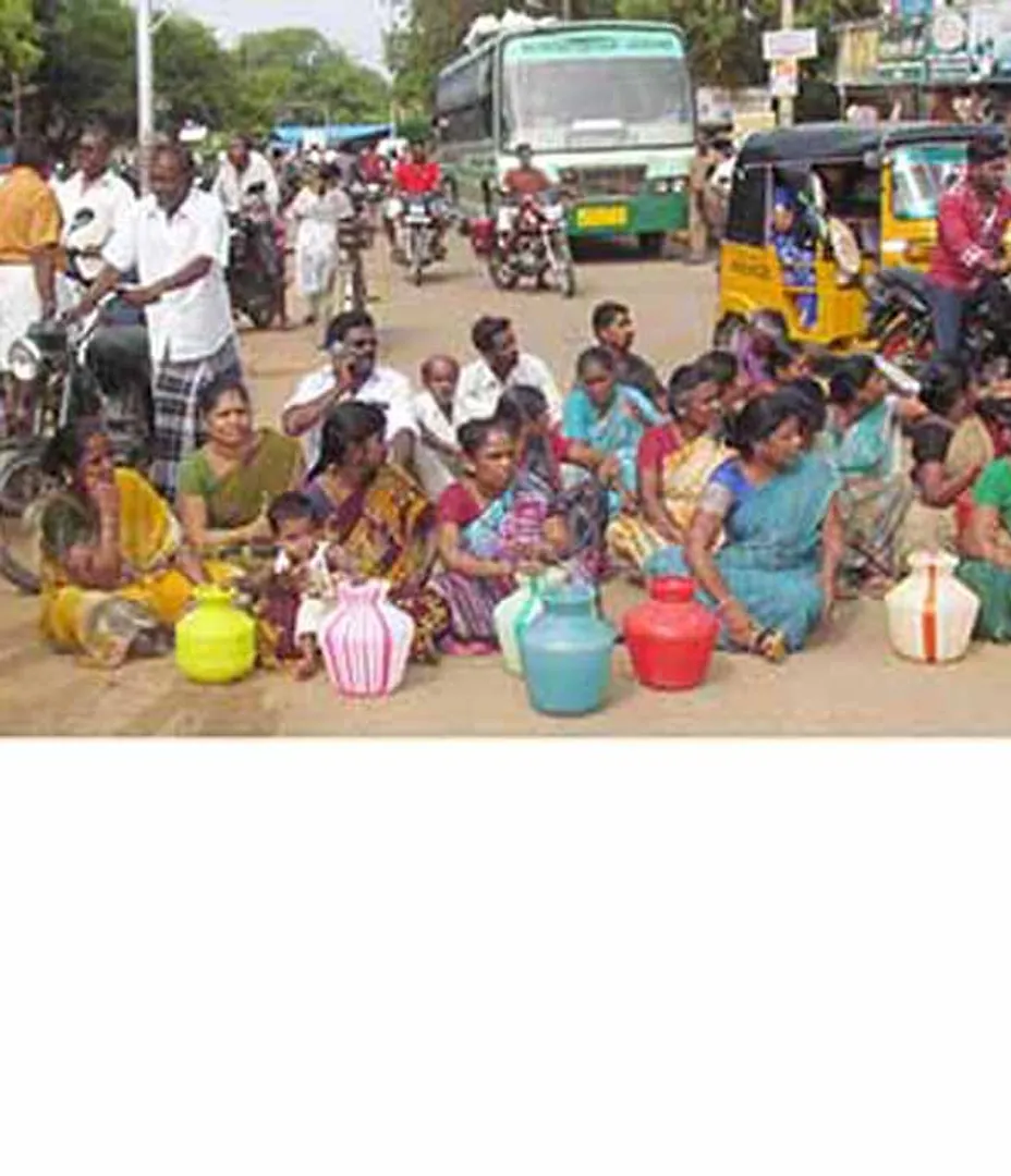 The people stormed the road to the demolition of the people drinking water in keramangalam