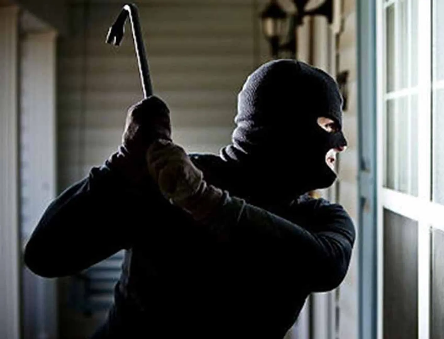 300 sovereign gold jewelry robbery