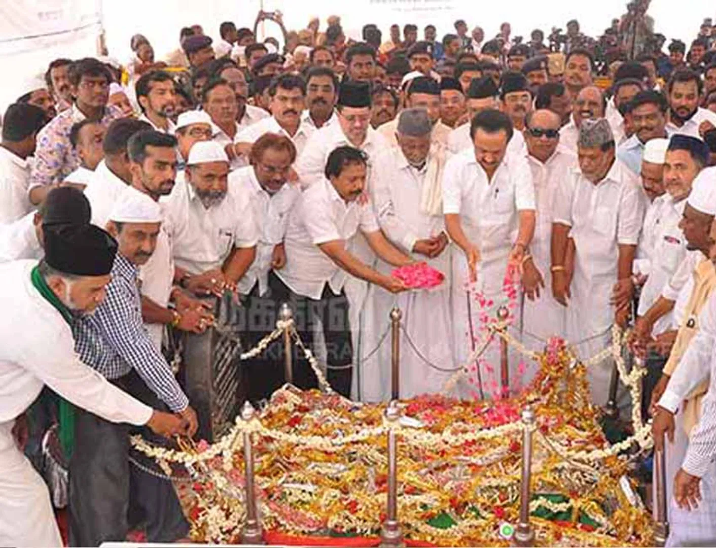 Party leaders are grateful to celebrate the flowering parade on the day of the 123rd birthday of Kaidamillai
