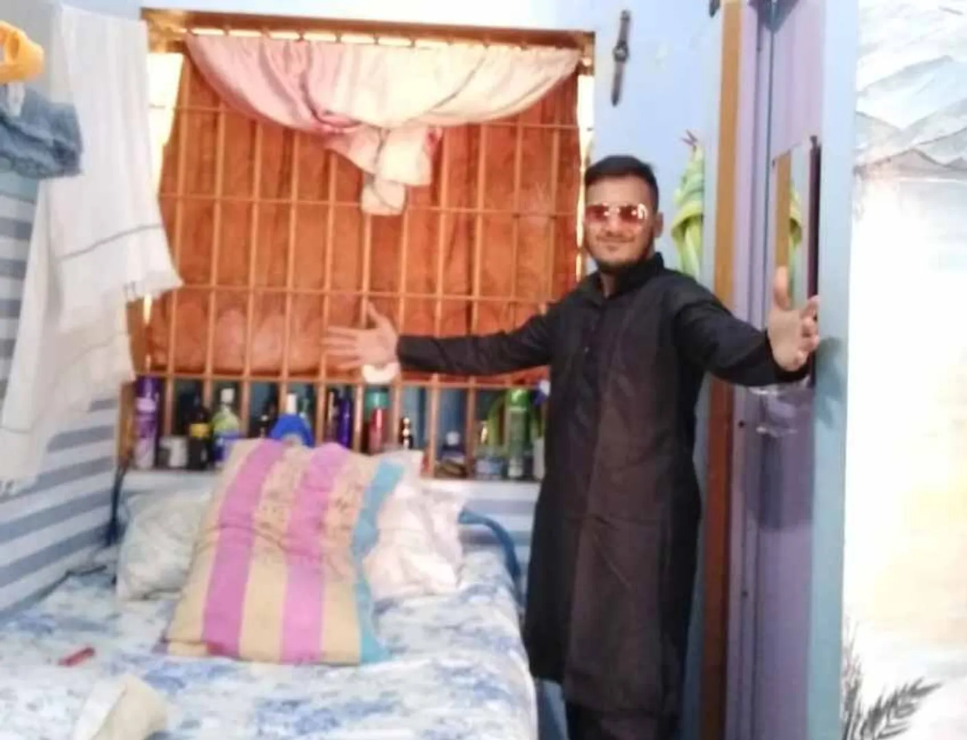 Prisoners in luxury life - pictures