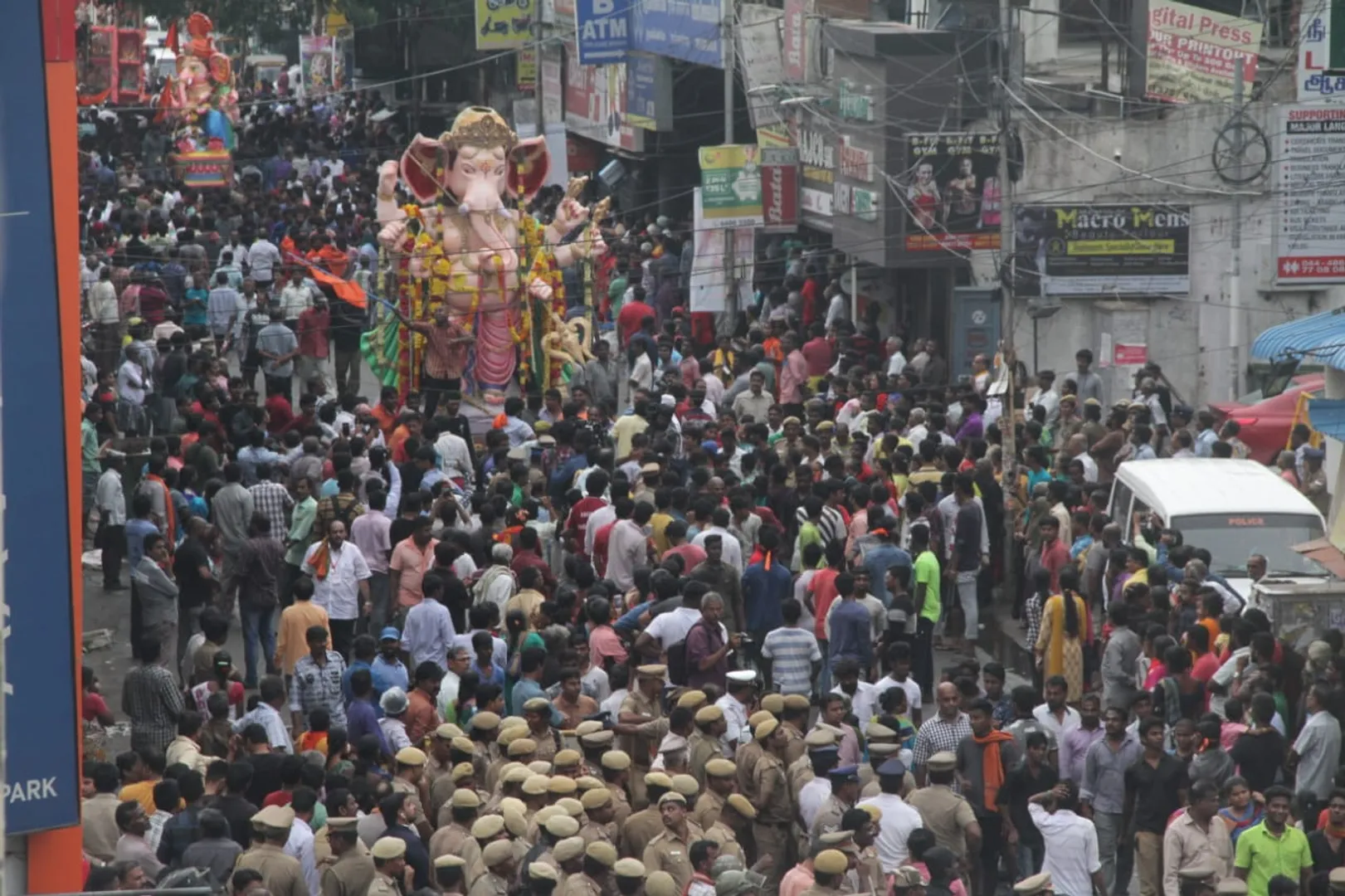 Vinayagar's statues were marched on the road !!