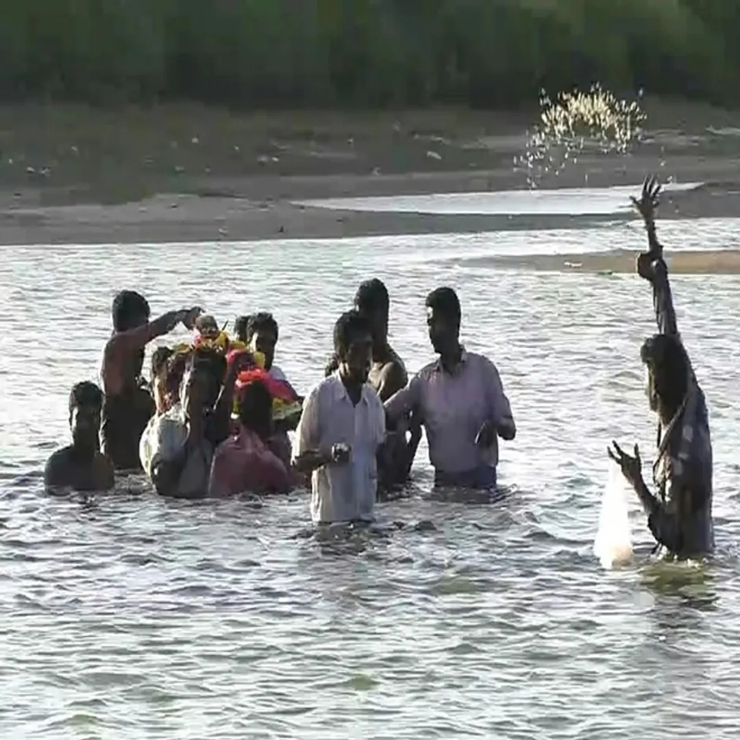 The swim in the continuing water swims into the funeral procession