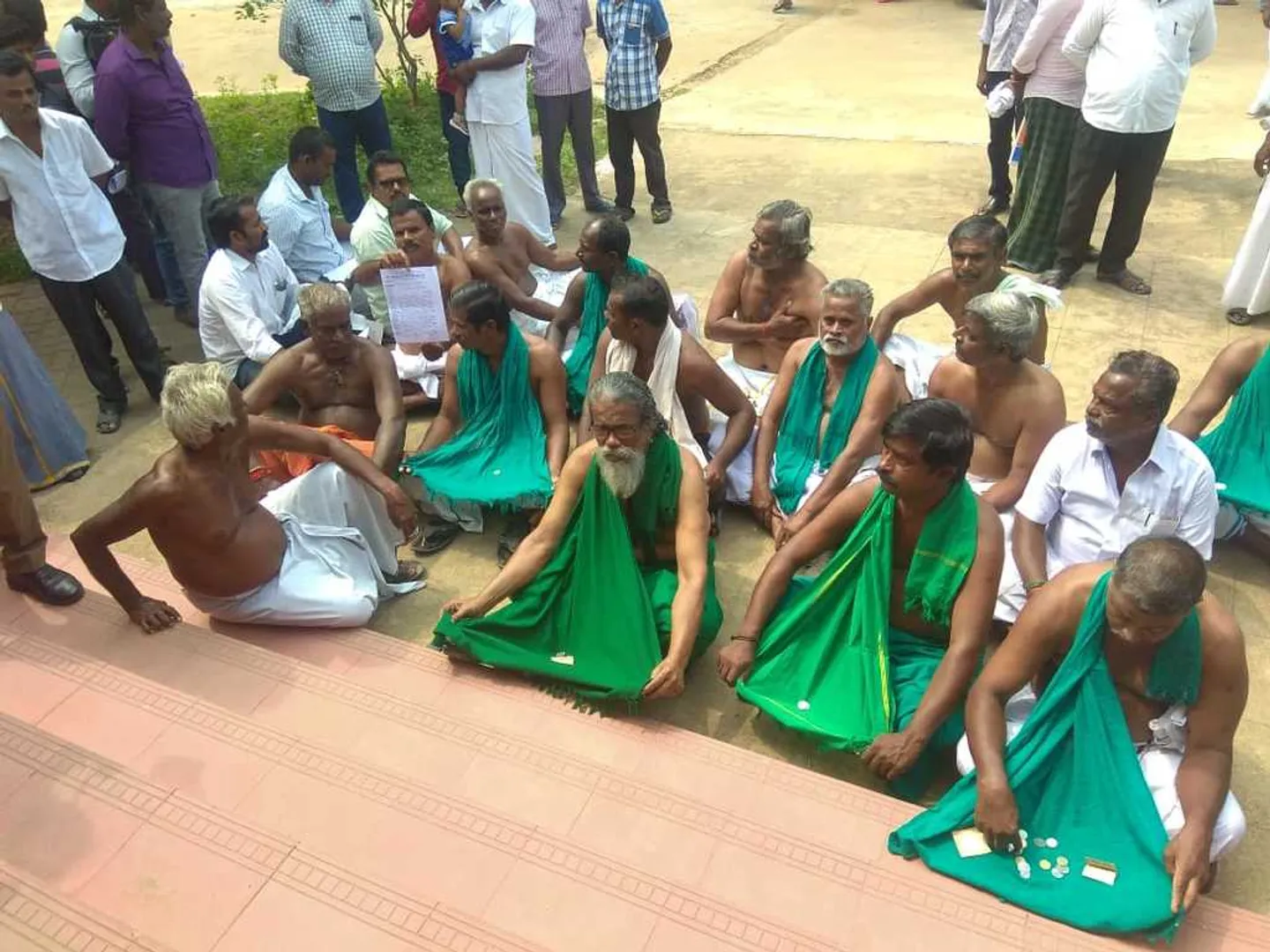 The farmers who carried out the begging fight!