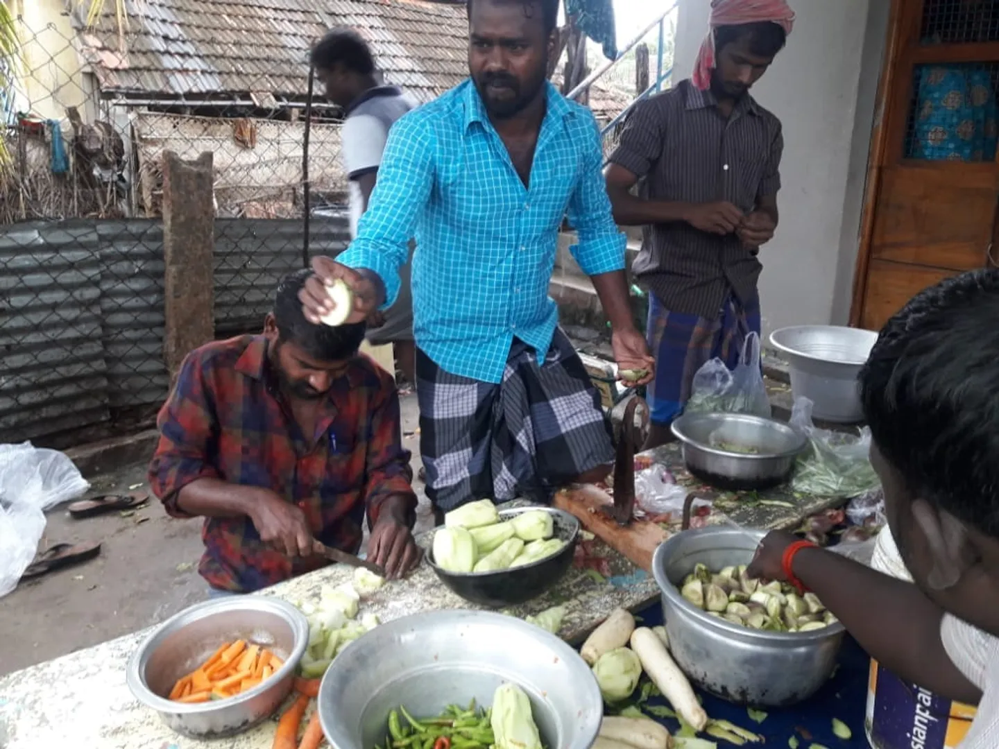 கஜா புயலில் பாதிப்படைந்த மக்களுக்கு அரசியல் தலைவர்கள் மற்றும் பொதுமக்கள் உதவும் (படங்கள்) 