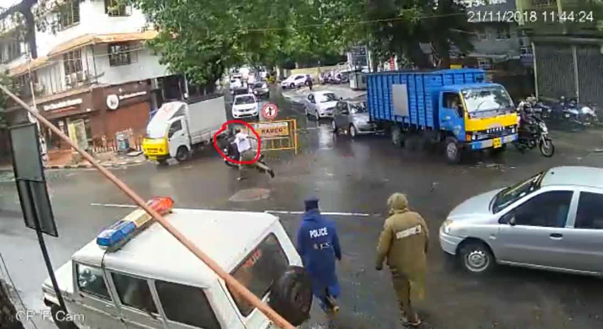  "The police who are catching the police ..!" CCTV scene !