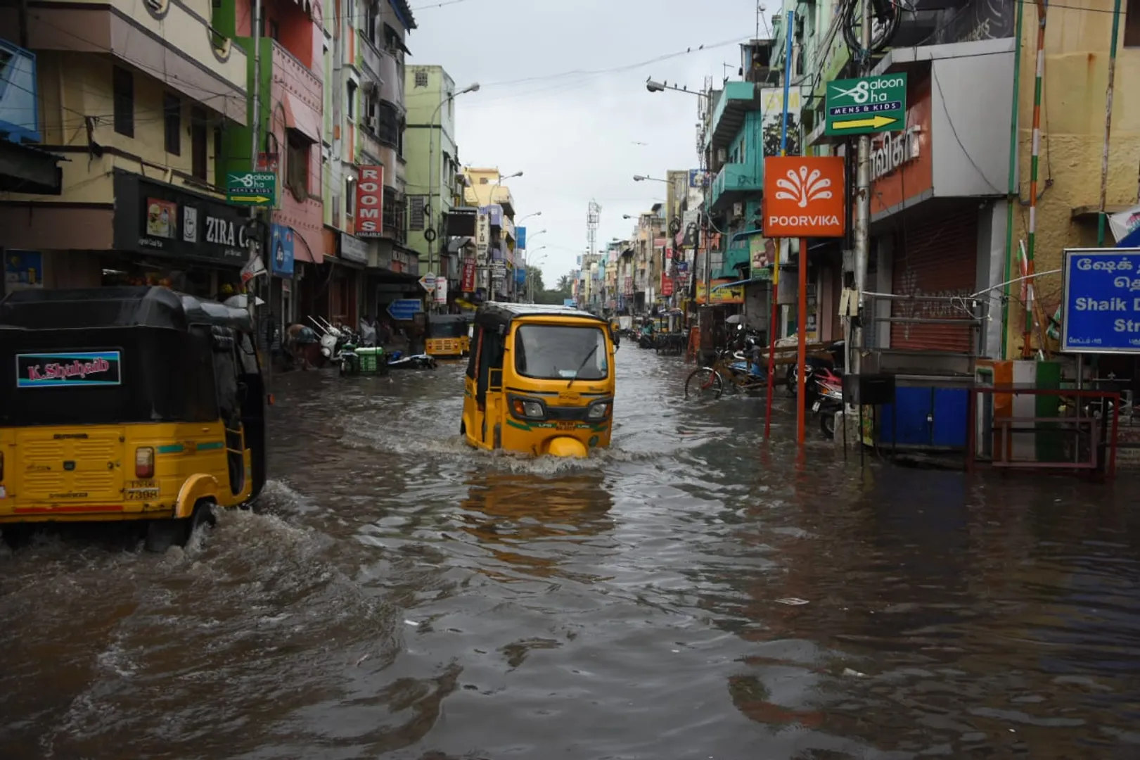 சென்னை ஐஸ் ஹவுஸ் பகுதியில் சாலையில் தேங்கிய மழை நீர்