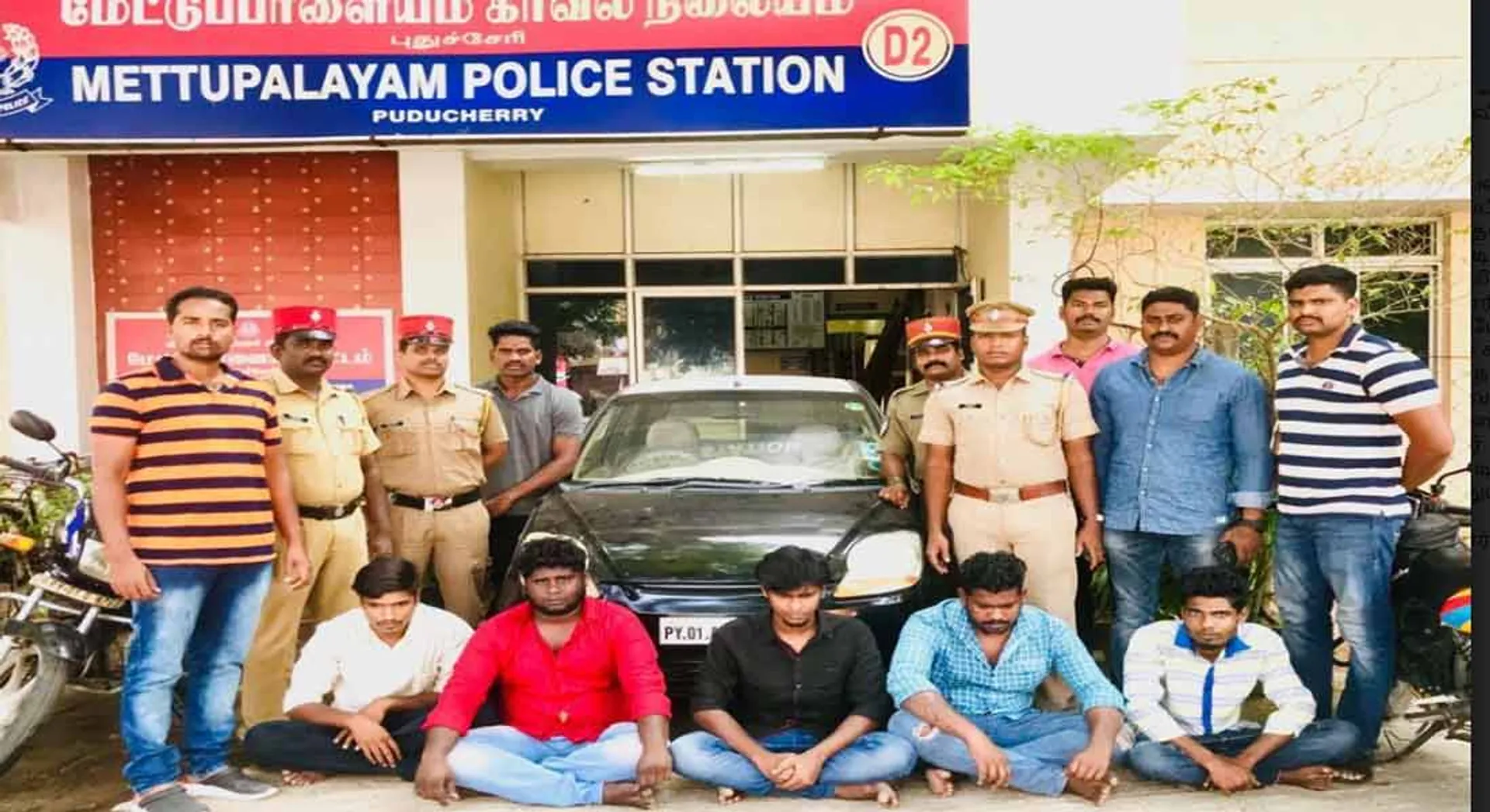  The mob in the car to steal Arms seizure with 5 people