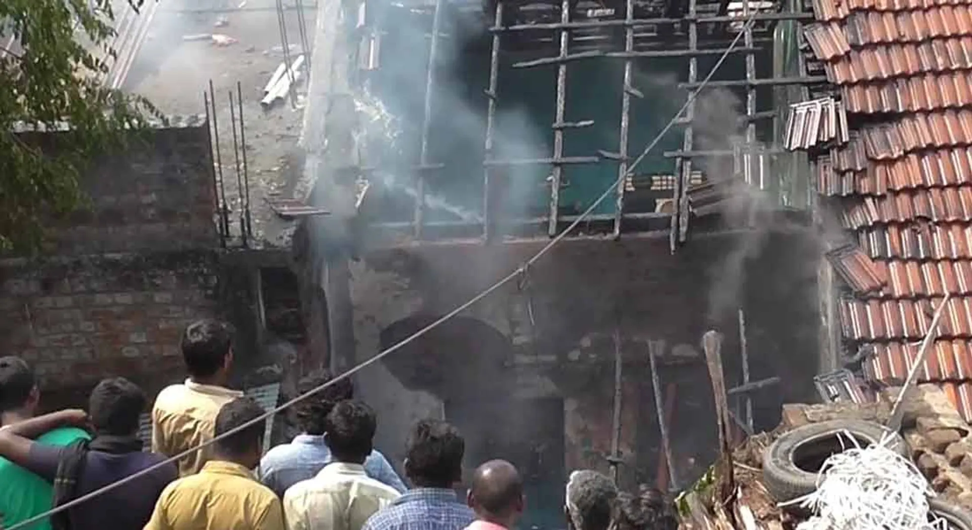 House damage in cylinder explosion 6 lives in a dangerous condition