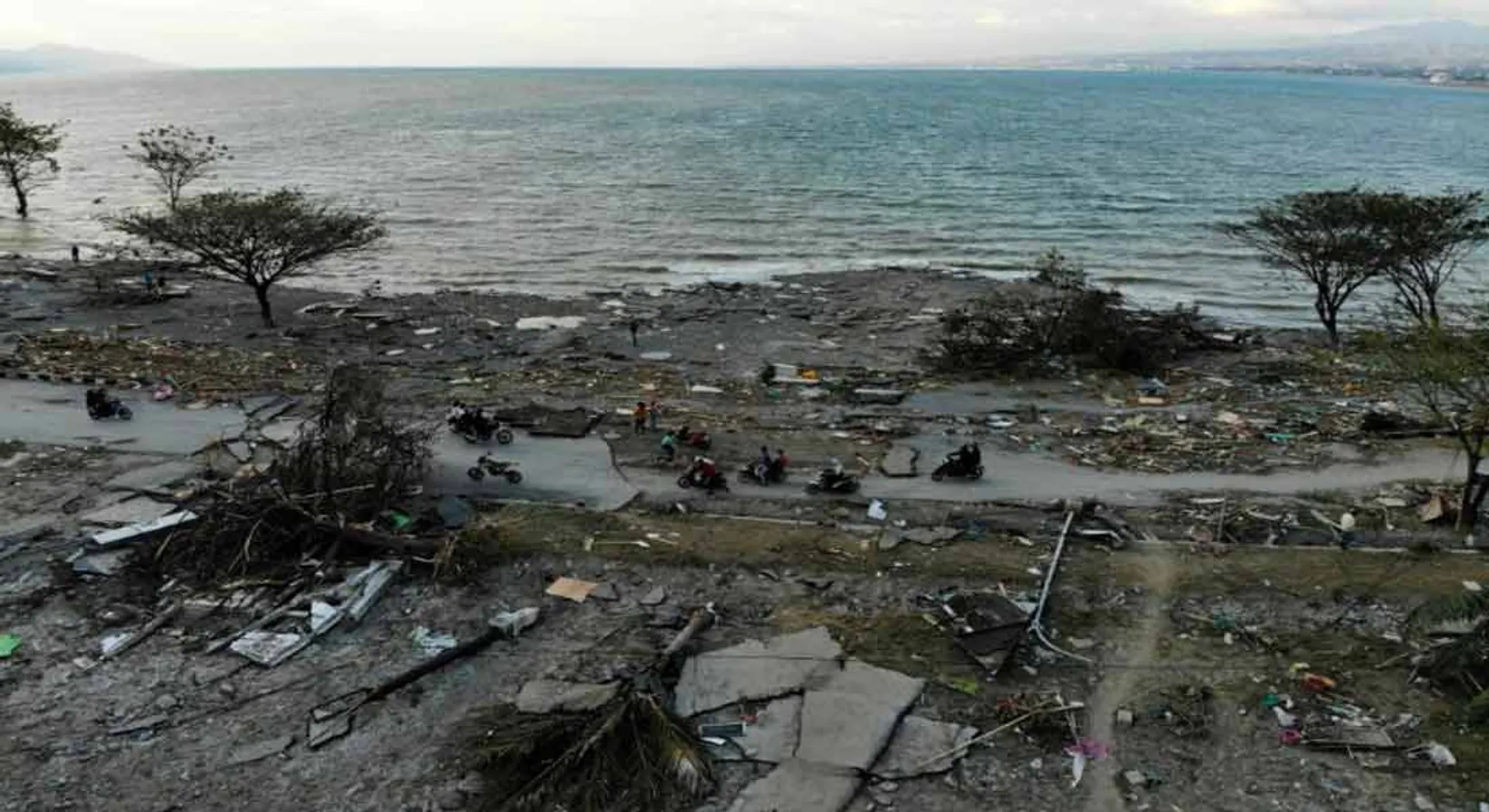  Tsunami in Indonesia; 43 dead