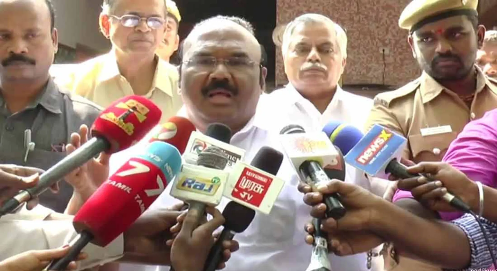 Apart from Dinakaran and Sasikala, who will ask apologize, joint us; Minister Jayakumar !!