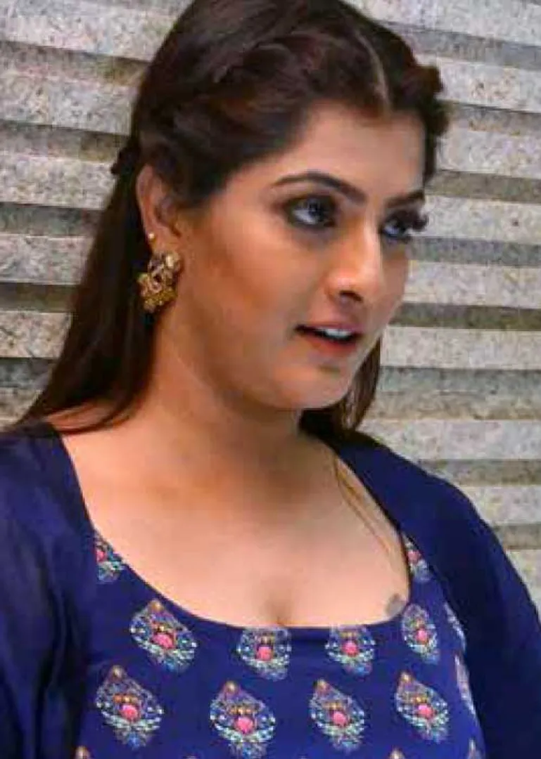 /idhalgal/cinikkuttu/movie-its-artwick-varalakshmi