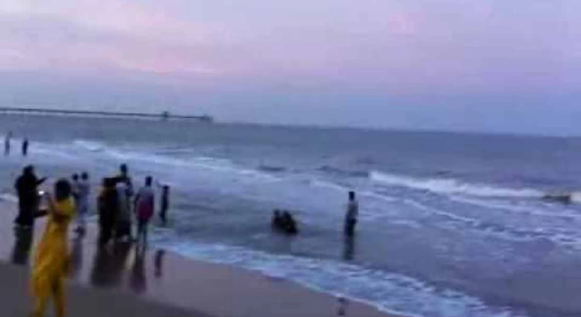  The death of the boy trapped in the sea wave 