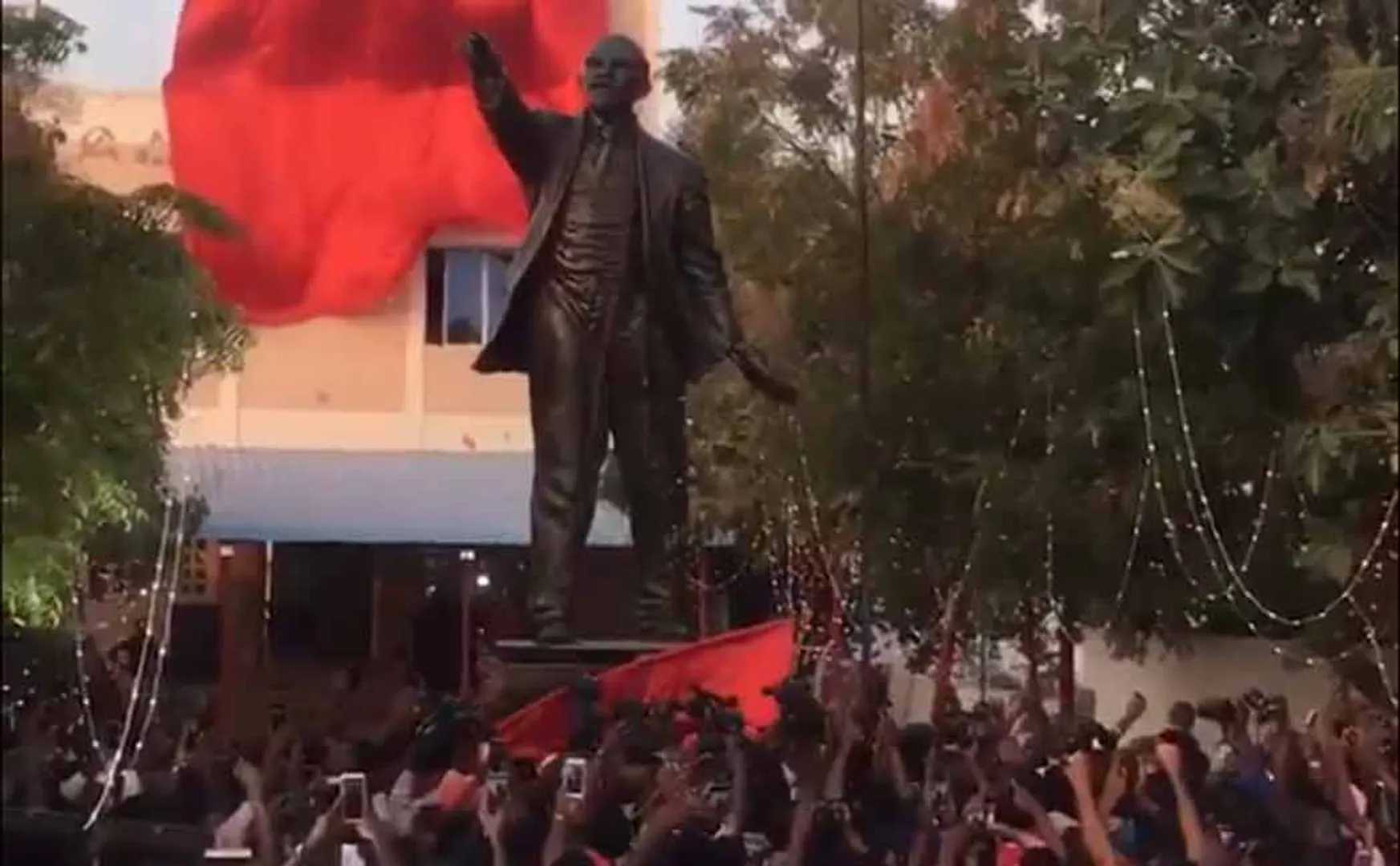 lenin statue
