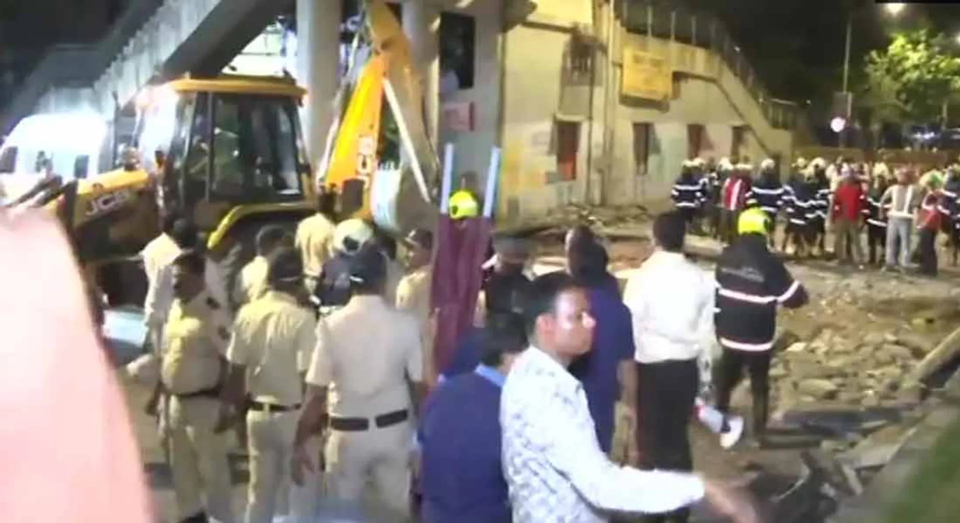  The platform bridge is collapsing;Two people were died and over 20 injured