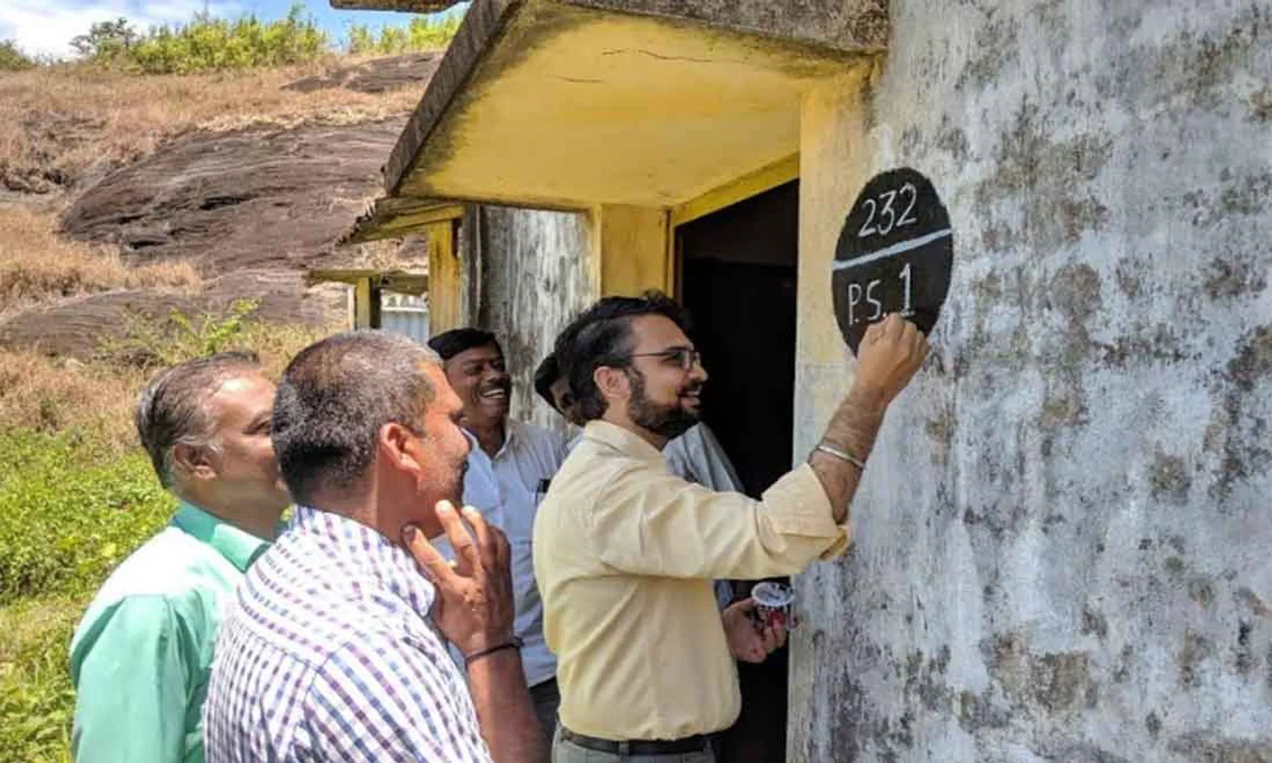 The polling officer who went to the polling station was 160 km to vote for 7 votes only