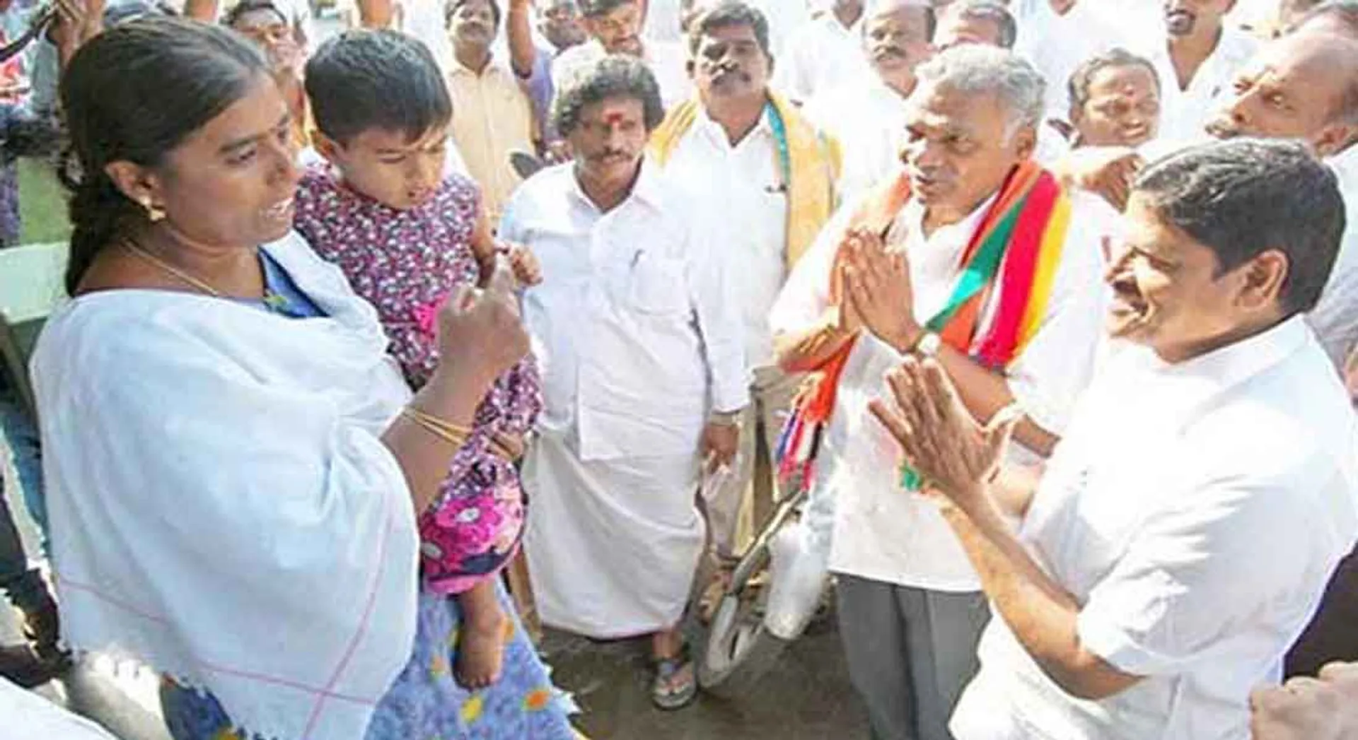  The woman asked question to minister... in cuddalore Ballot collection
