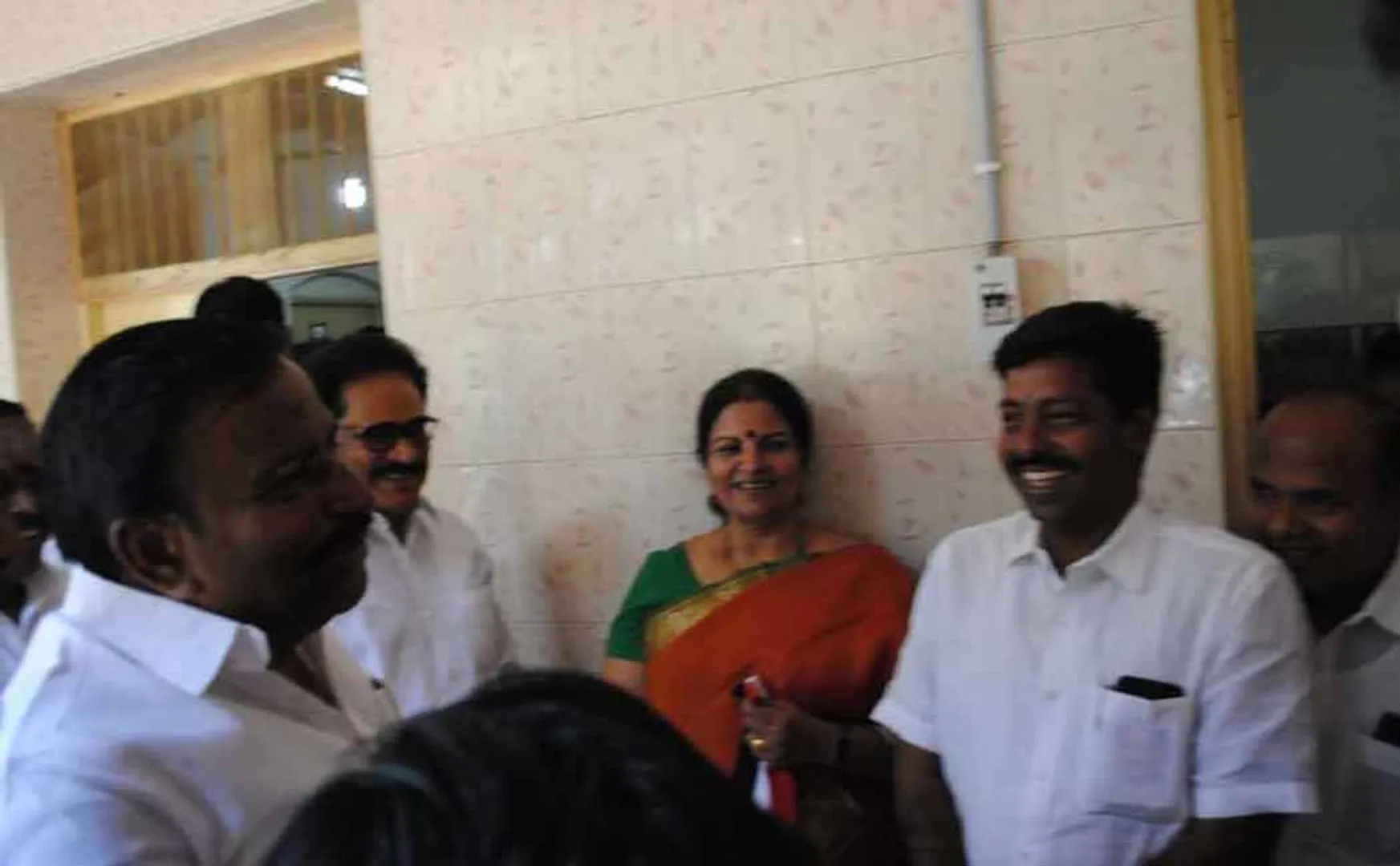 admk and ammk met each other 