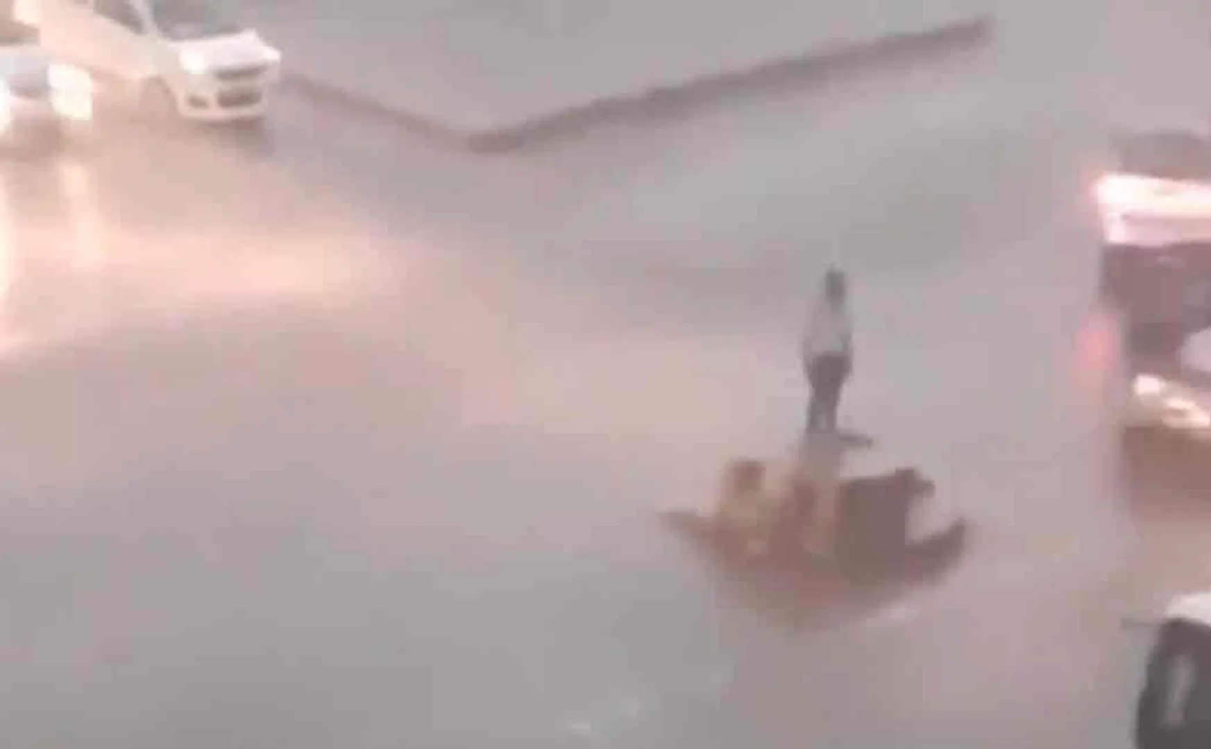assam traffic constable on duty inspite of thunderstorm