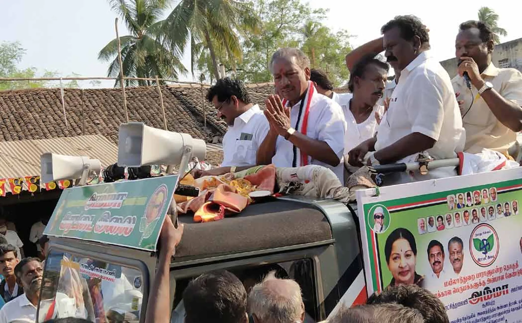 aasaimani campaign car suddenly burnt near mayiladuthurai