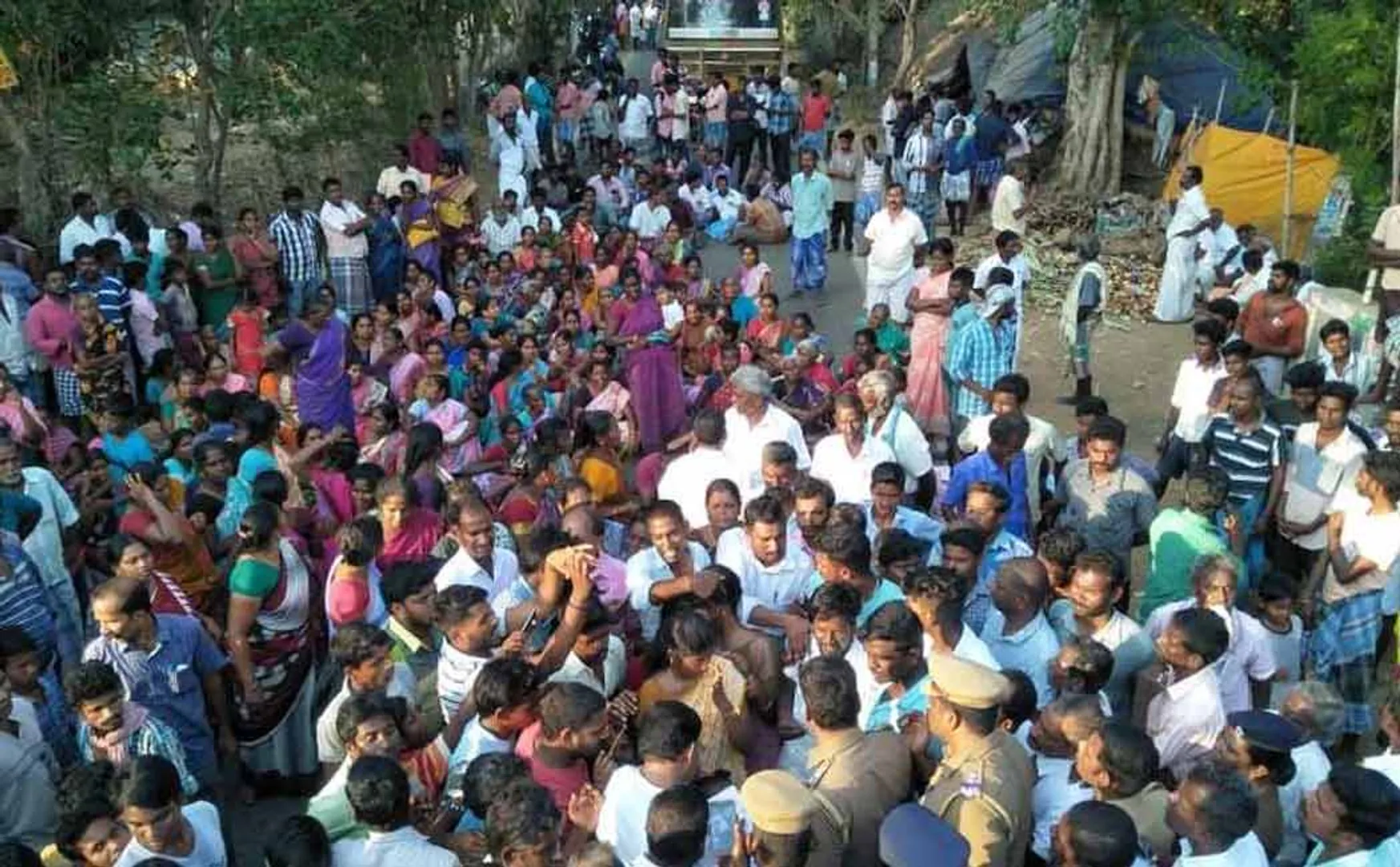 Police against those who were fighting for the victim's death in the school toilet