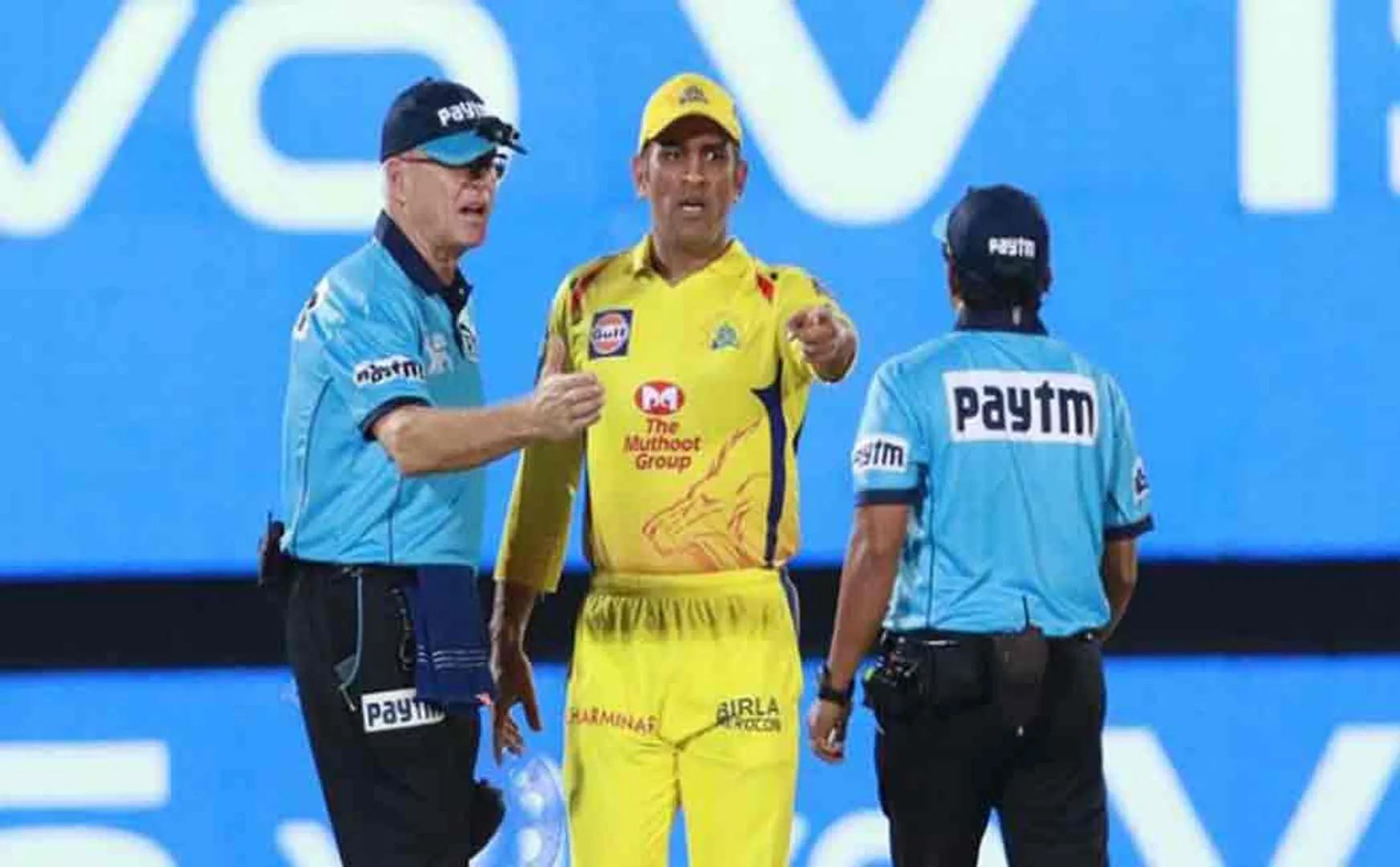 dhoni fined by ipl board for arguing with umpires