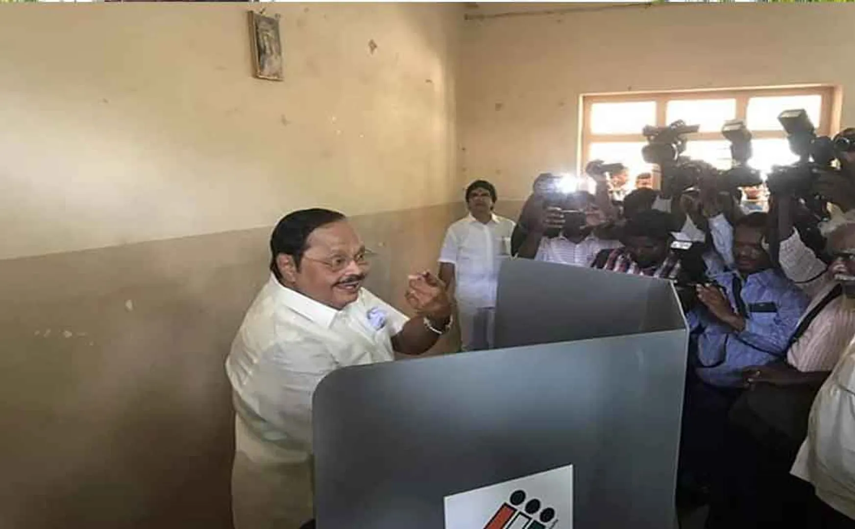 duraimurugan and family cast their votes