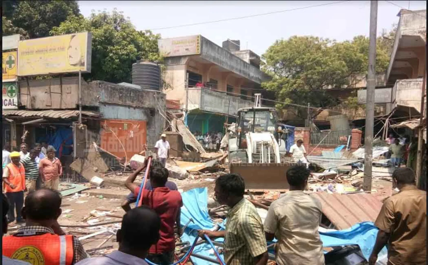 illegal shops demolished in pudhuchery