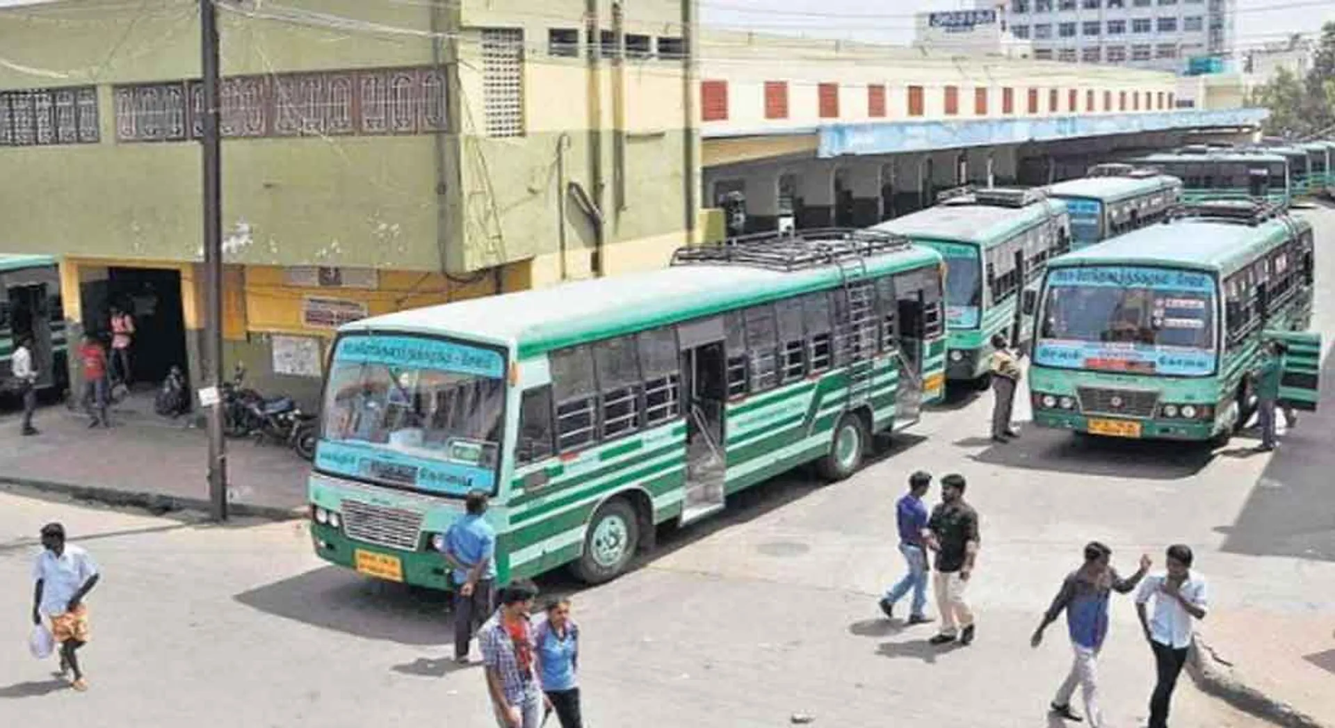  people beat women; who tried to robbery the jewelry in the bus